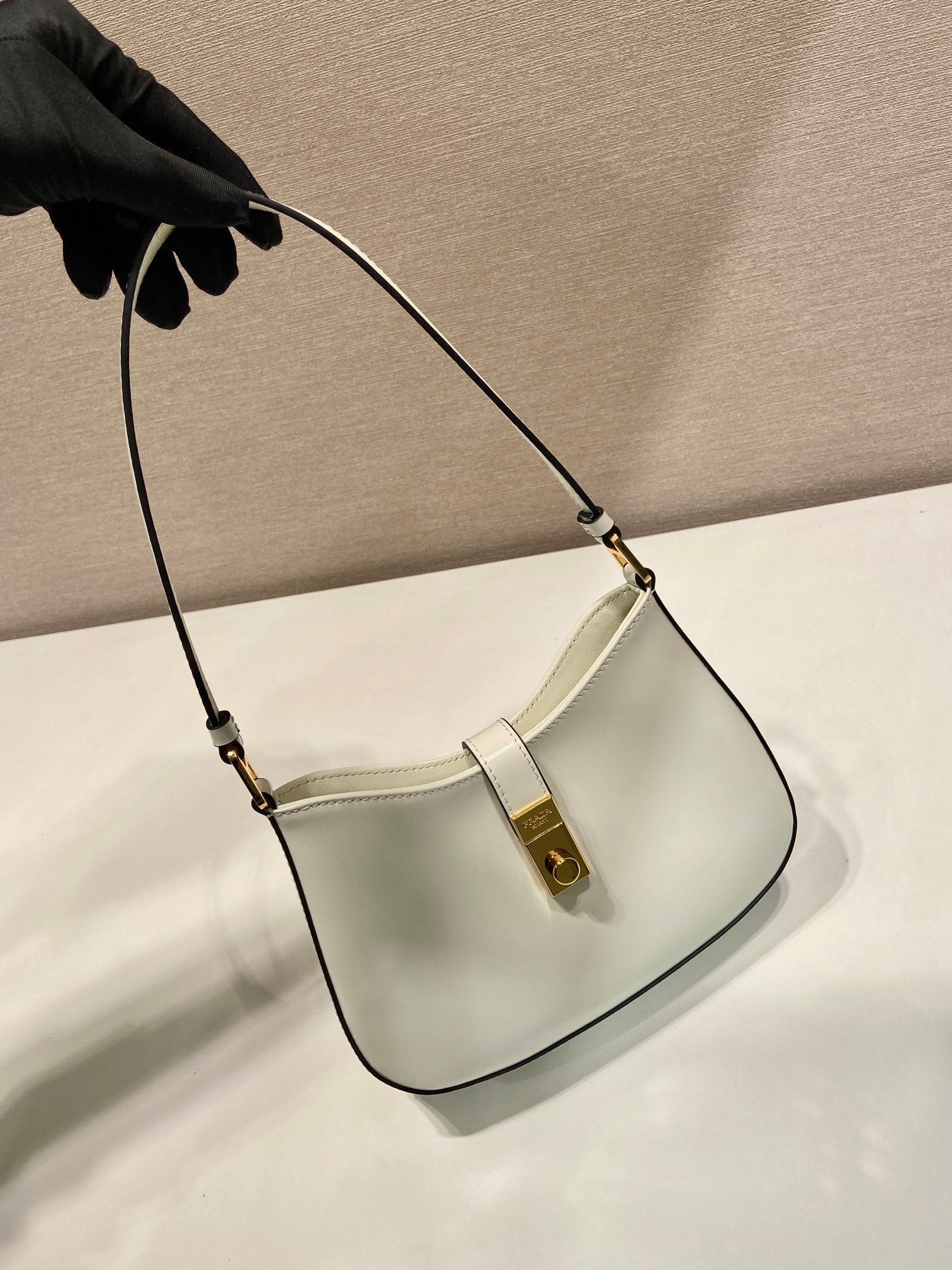 CLEO SHOULDER BAG 22 IN WHITE BRUSHED LAMBSKIN WITH CLASP CLOSURE mysite