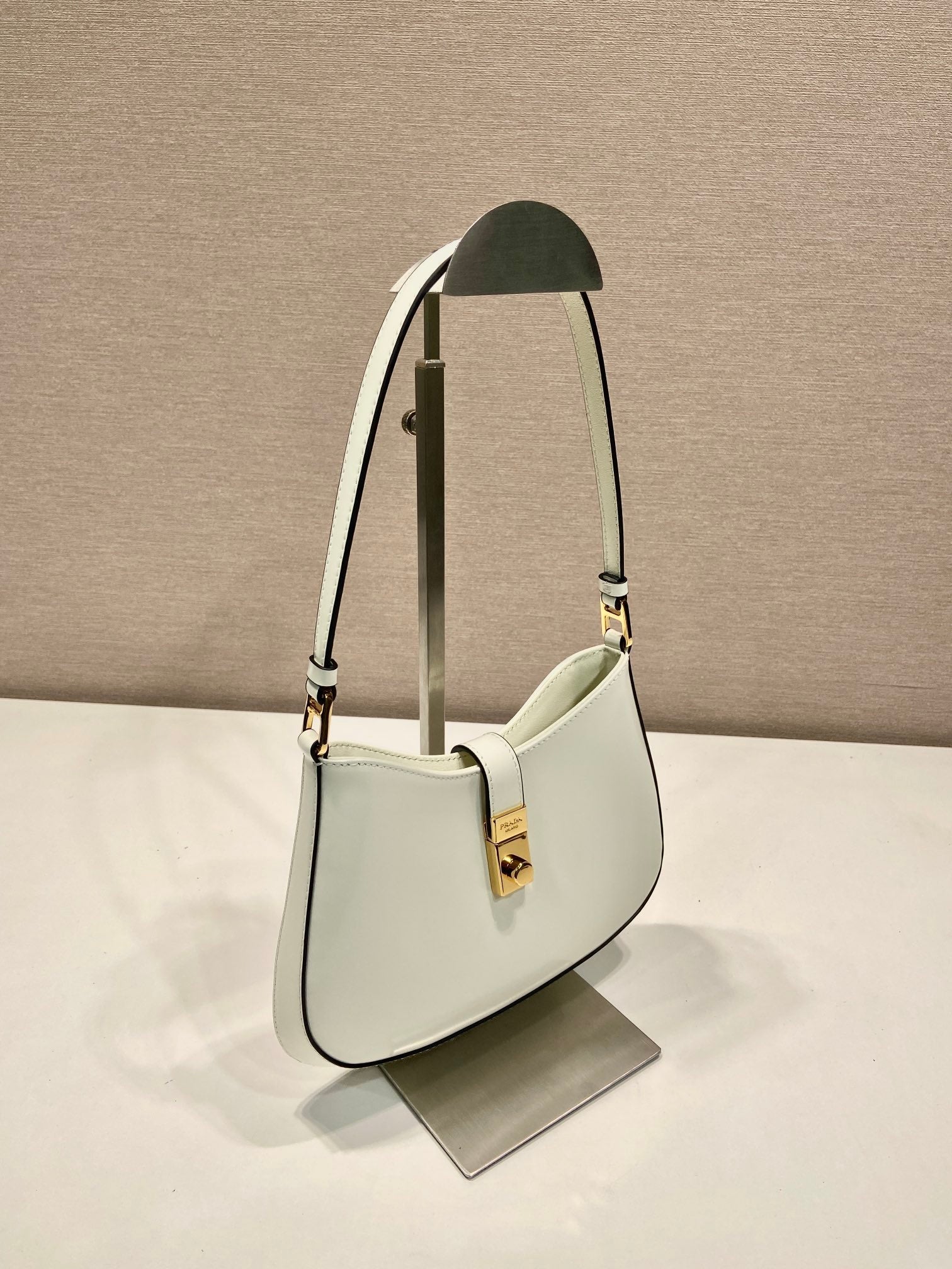 CLEO SHOULDER BAG 22 IN WHITE BRUSHED LAMBSKIN WITH CLASP CLOSURE mysite