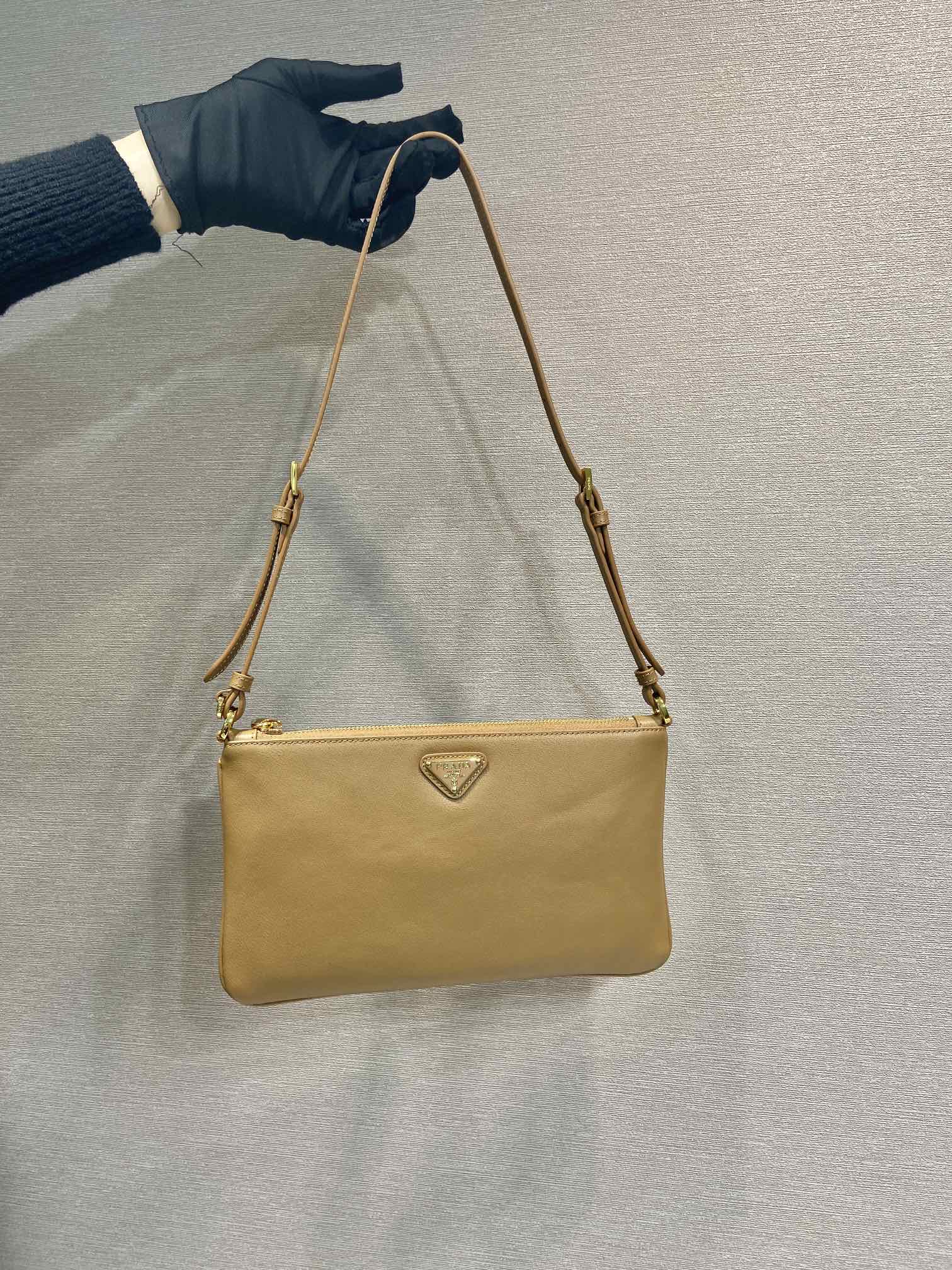 TRIANGLE LOGO SHOULDER BAG 24 IN PEANUT BROWN SMOOTH CALFSKIN mysite