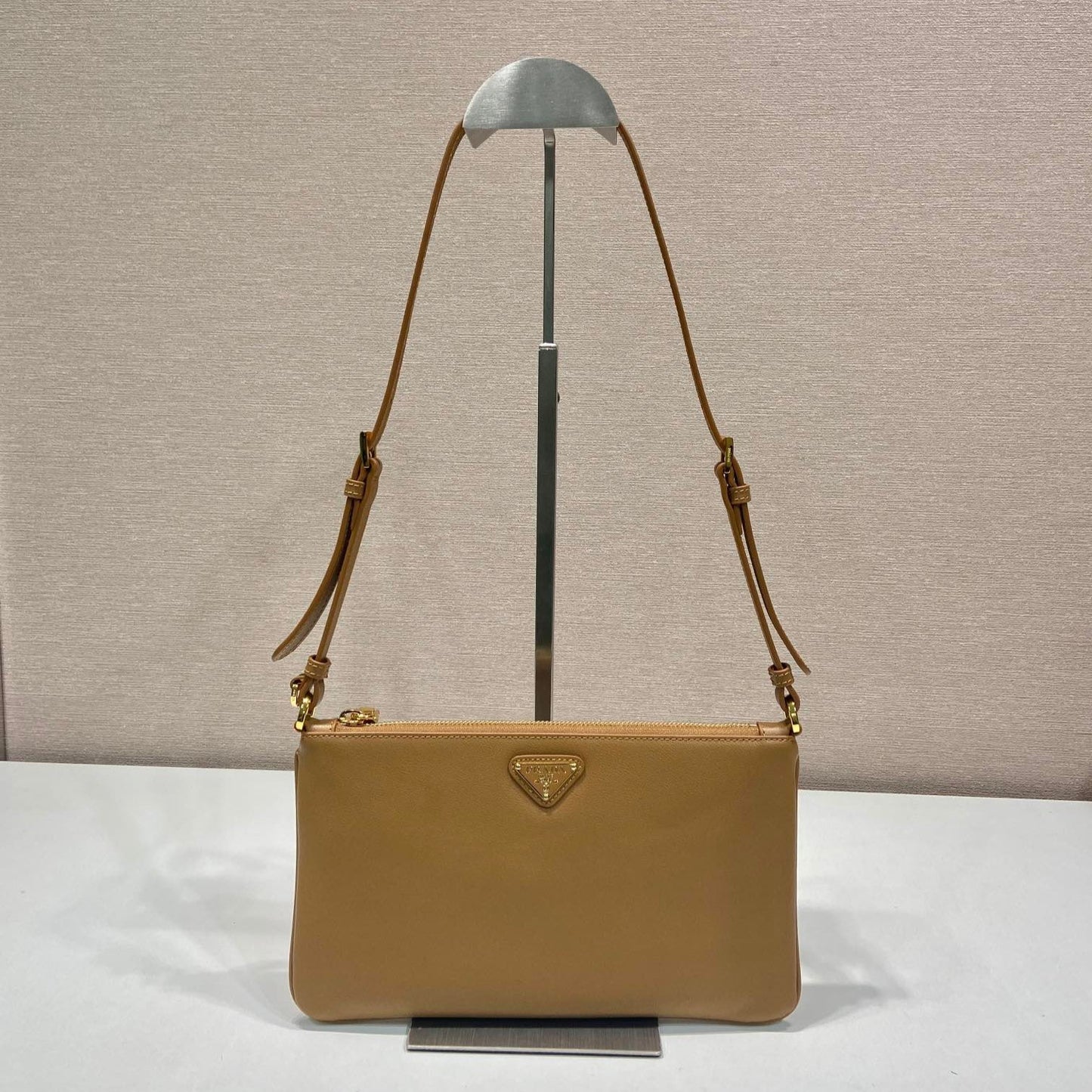 TRIANGLE LOGO SHOULDER BAG 24 IN PEANUT BROWN SMOOTH CALFSKIN mysite