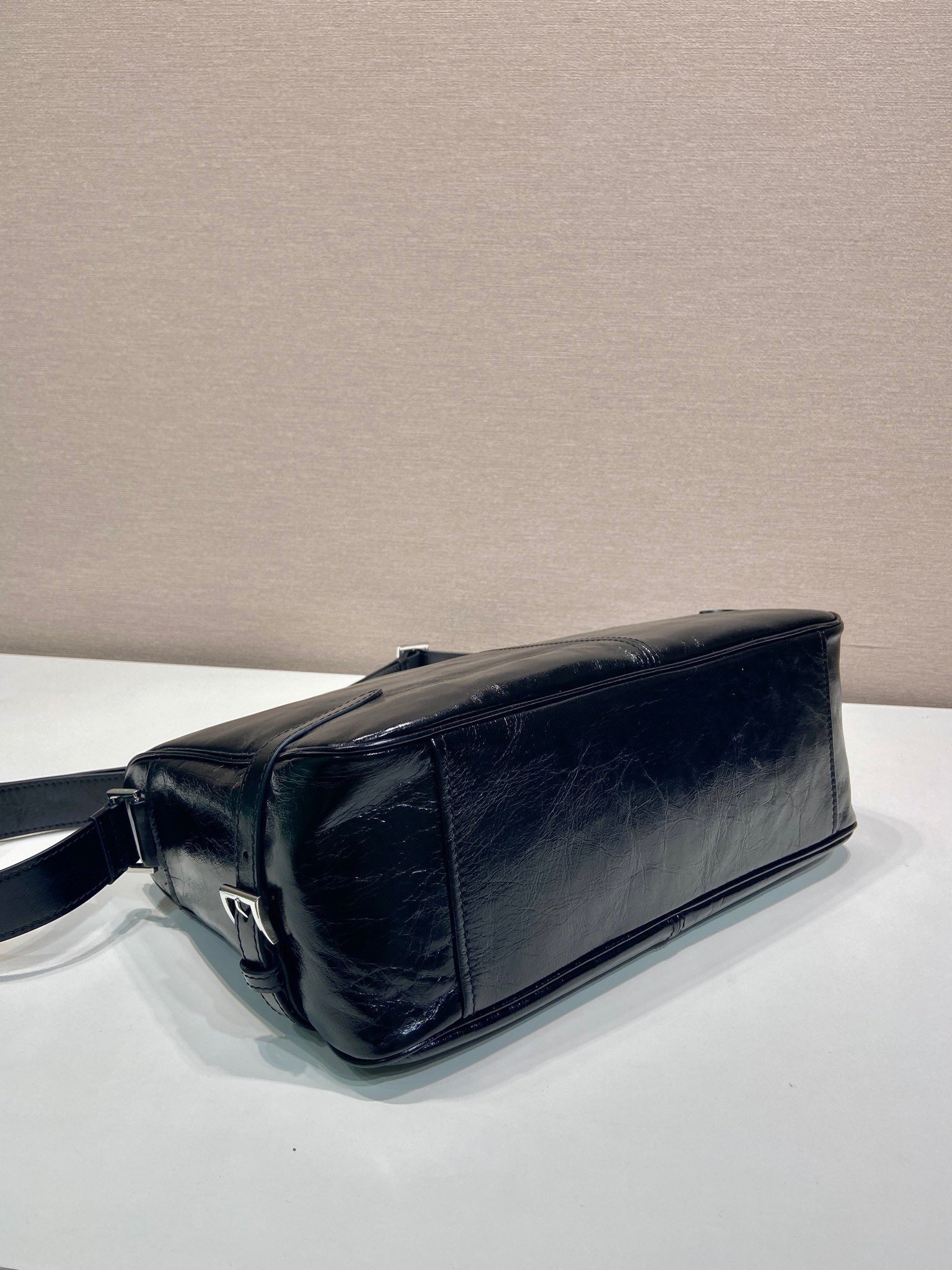 HOBO BAG 35 IN BLACK OIL WAX LAMBSKIN SILVER LOGO mysite