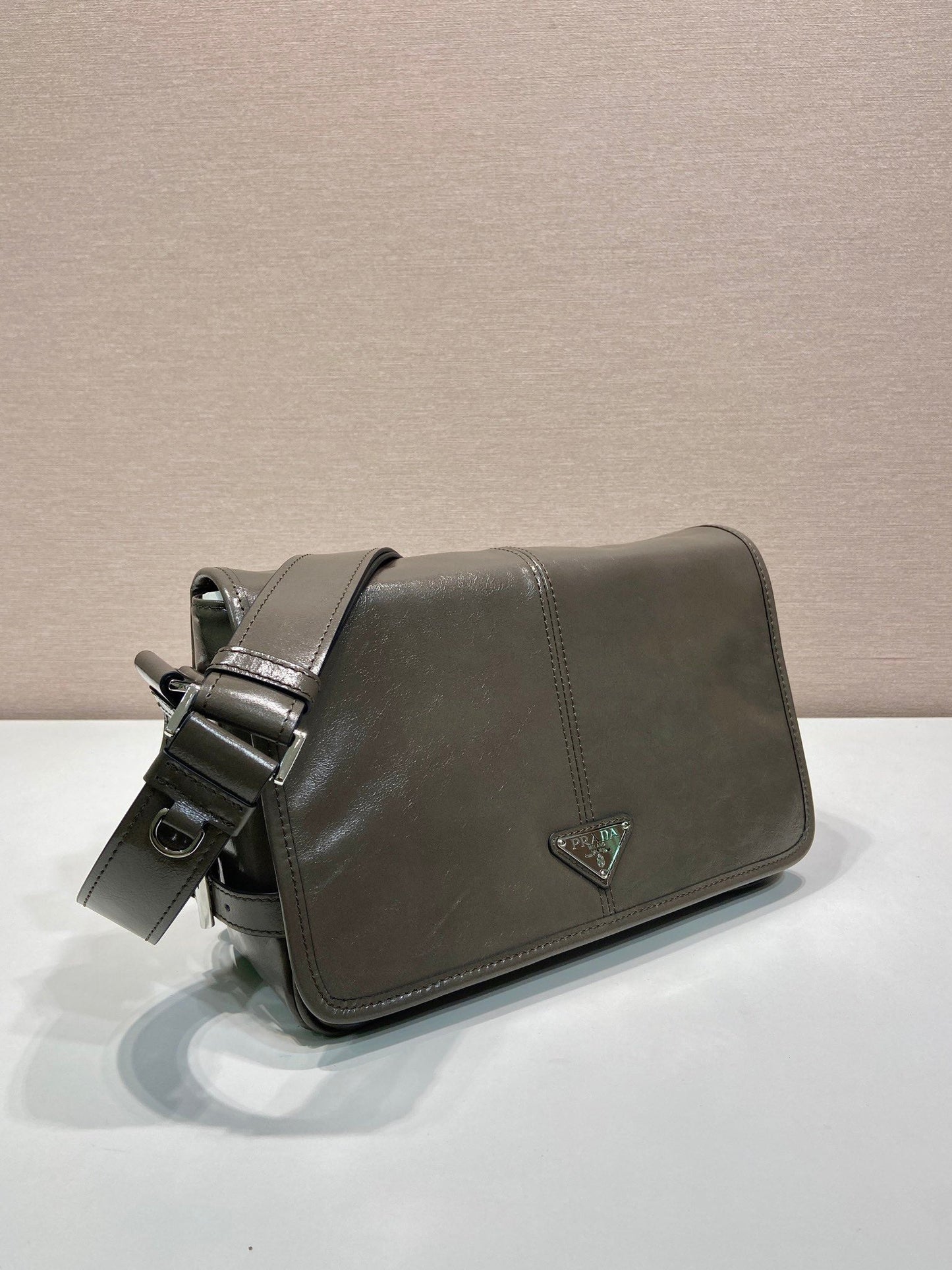 MESSENGER BAG 30 IN TROUT GRAY SOFT AND SHINY CALFSKIN mysite
