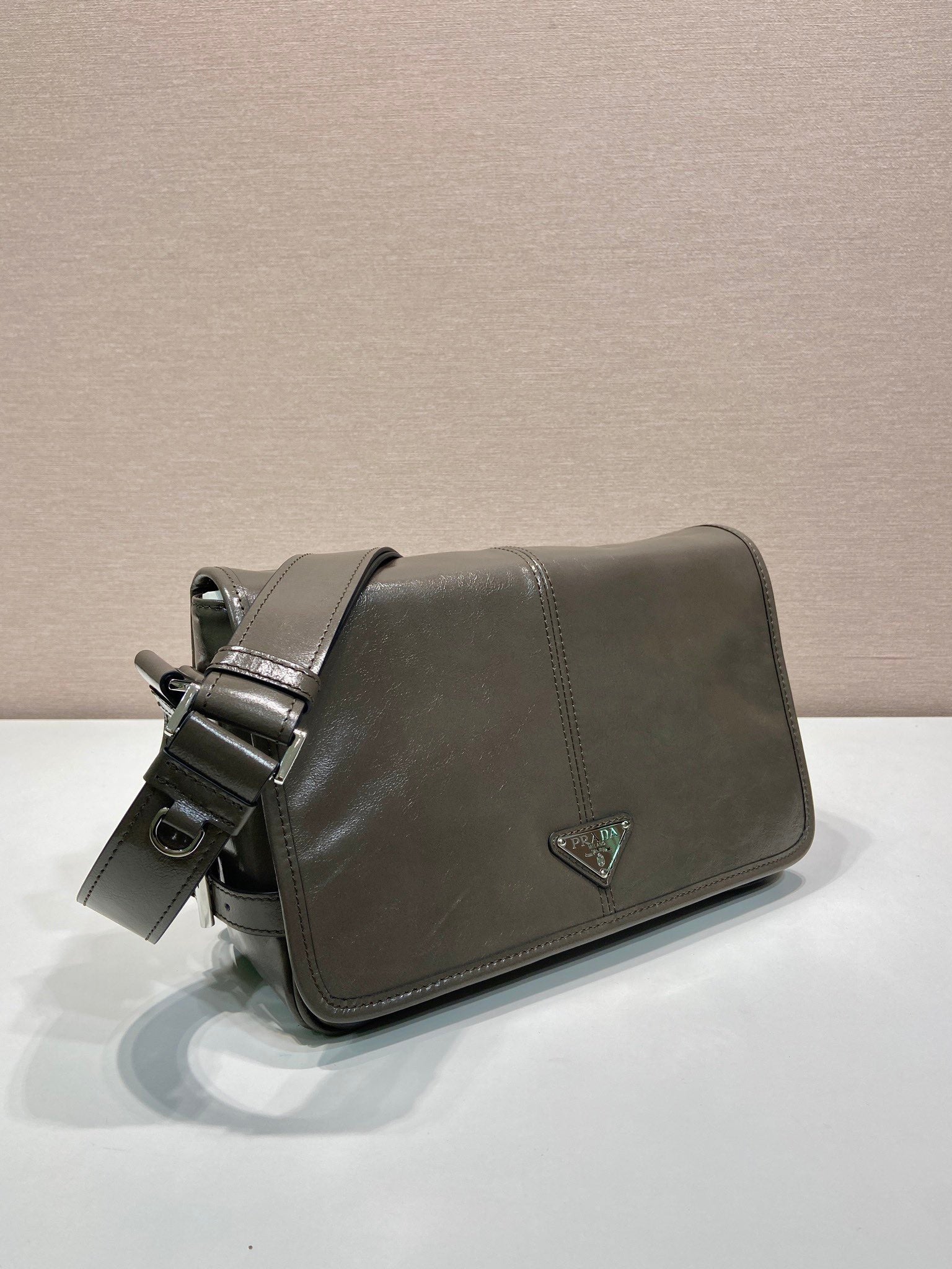 MESSENGER BAG 30 IN TROUT GRAY SOFT AND SHINY CALFSKIN mysite