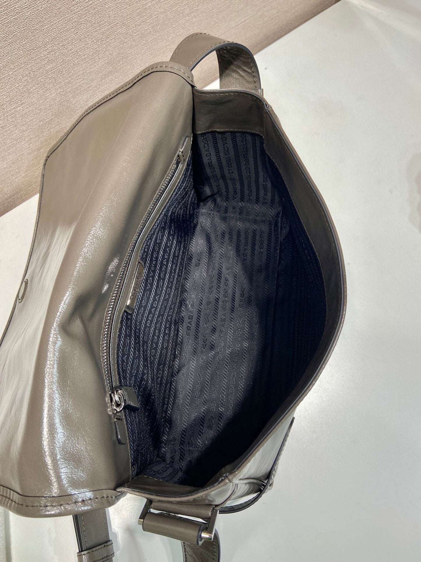 MESSENGER BAG 30 IN TROUT GRAY SOFT AND SHINY CALFSKIN mysite