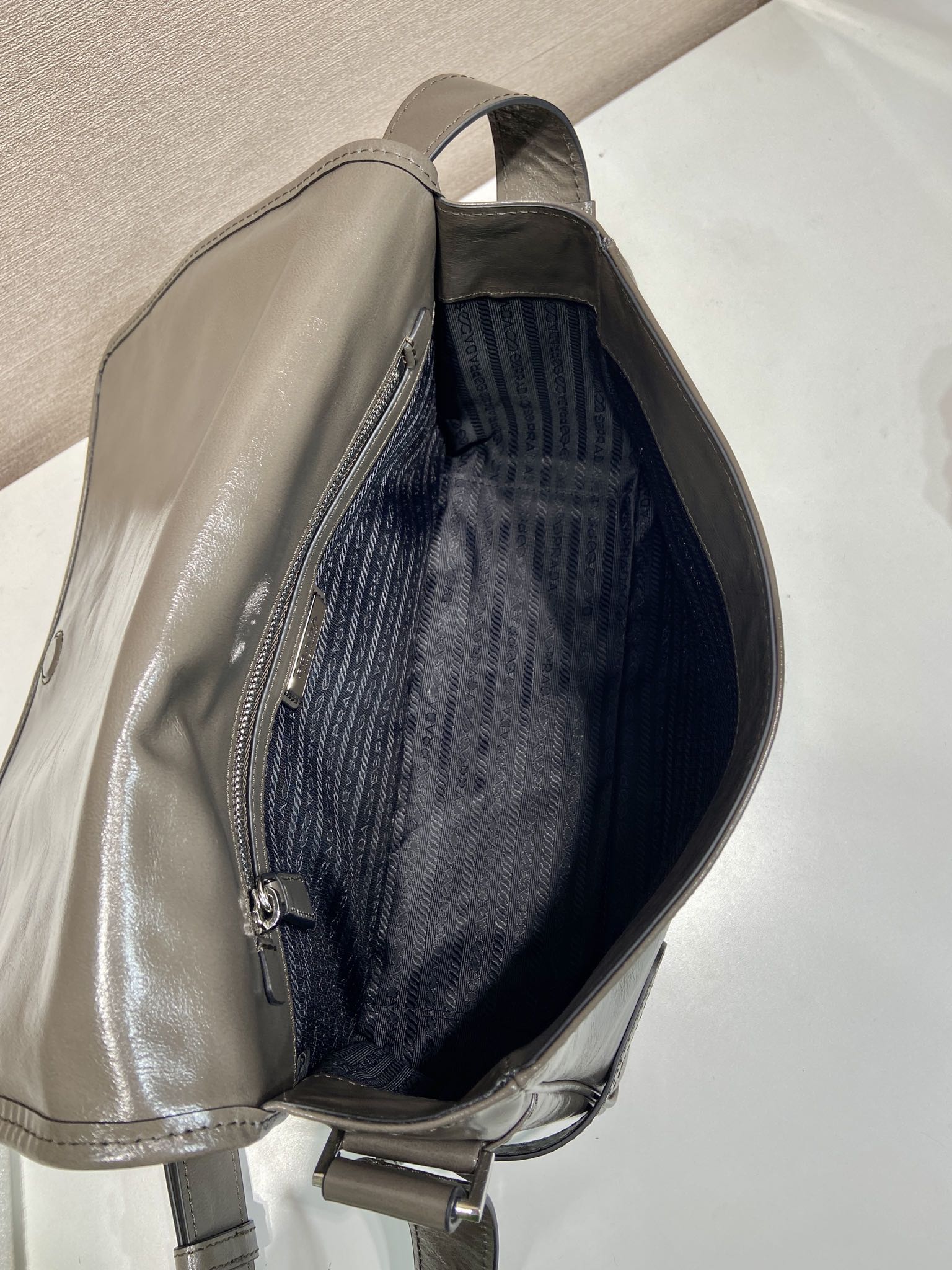 MESSENGER BAG 30 IN TROUT GRAY SOFT AND SHINY CALFSKIN mysite