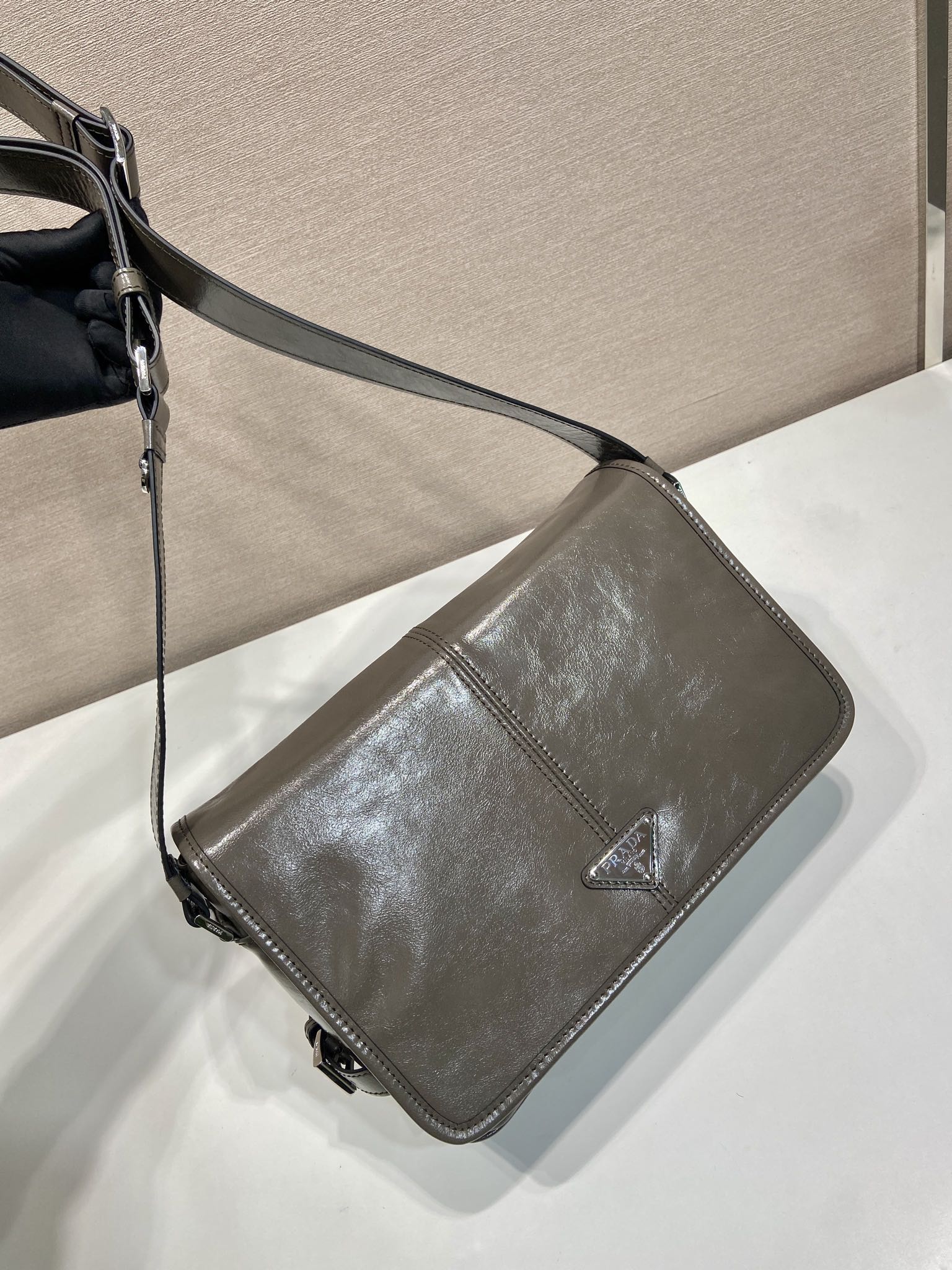 MESSENGER BAG 30 IN TROUT GRAY SOFT AND SHINY CALFSKIN mysite