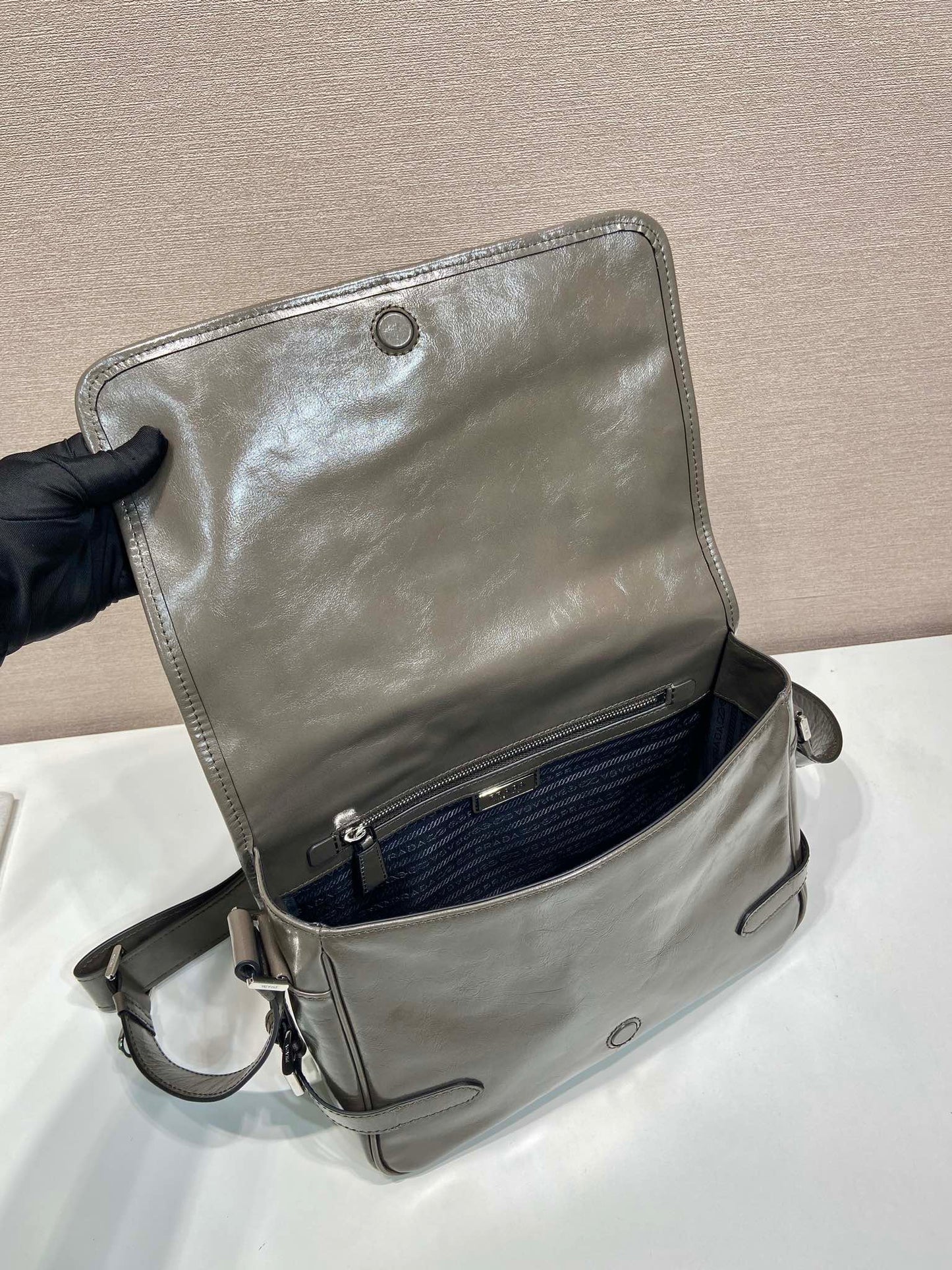 MESSENGER BAG 30 IN TROUT GRAY SOFT AND SHINY CALFSKIN mysite