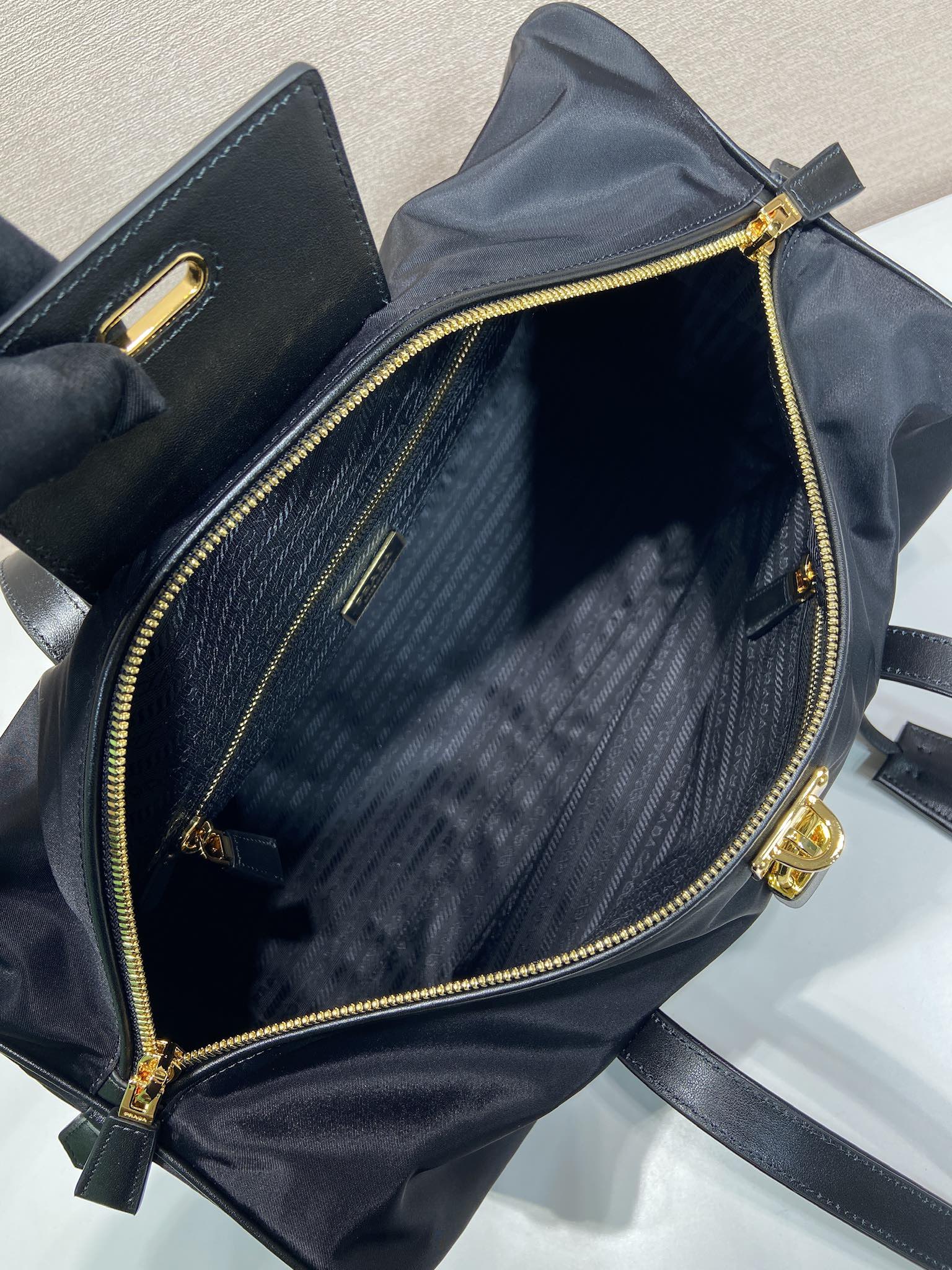 TRAVEL BAG 40 IN BLACK WATERPROOF FABRIC GOLD PADLOCK mysite