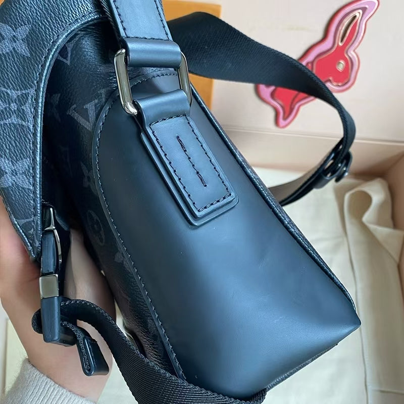 Fashionable and Trendy Messenger Bag-1-2 mysite