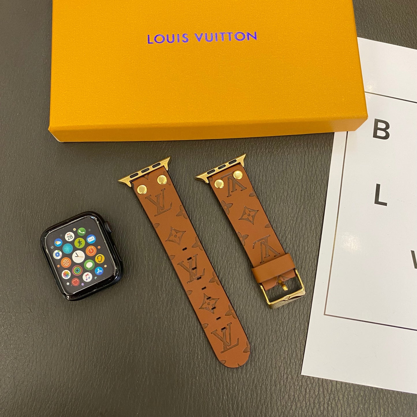 Bracelet de rechange Apple avec décoration en rivets et monogramme en relief WATCH BANDSs-1 mysite