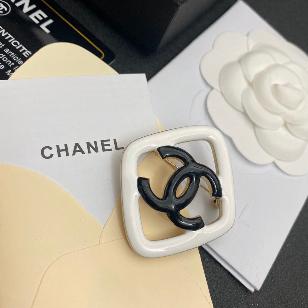 Temperament Contrast Color Brooch mysite
