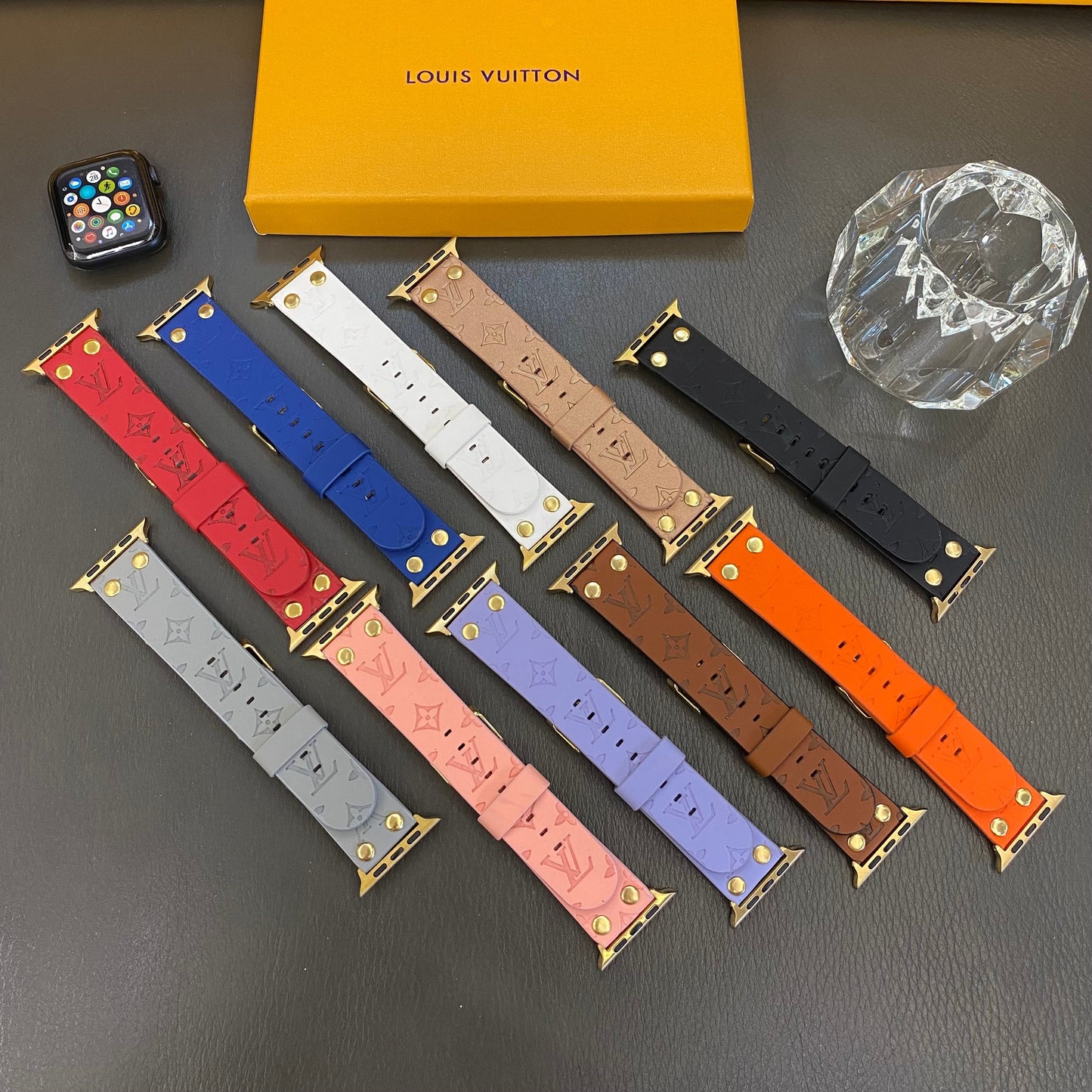 Bracelet de rechange Apple avec décoration en rivets et monogramme en relief WATCH BANDSs-1 mysite