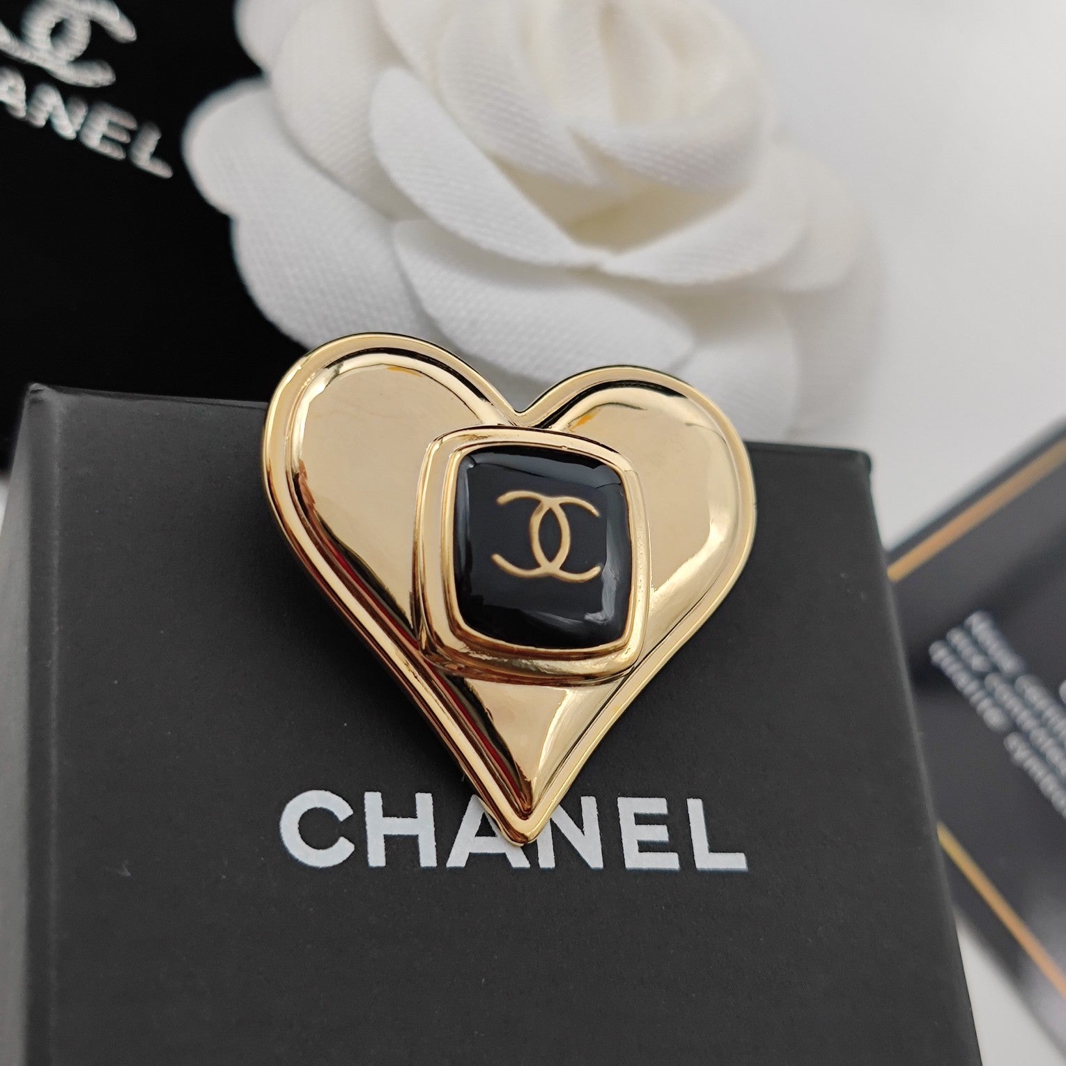 Temperament Heart-shaped Brooch mysite