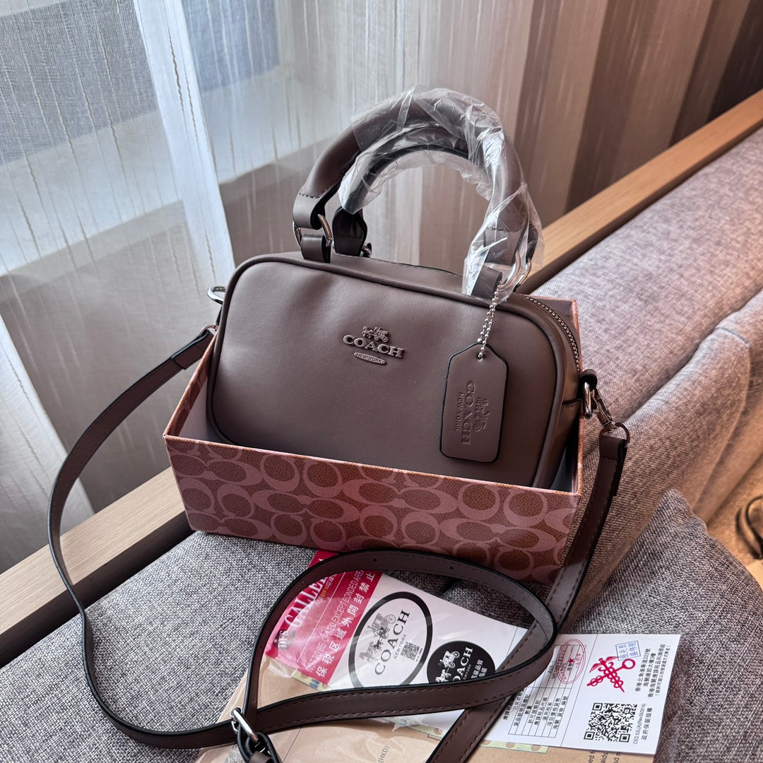 Elegant Leather Handbag: A Touch of Light Luxury mysite