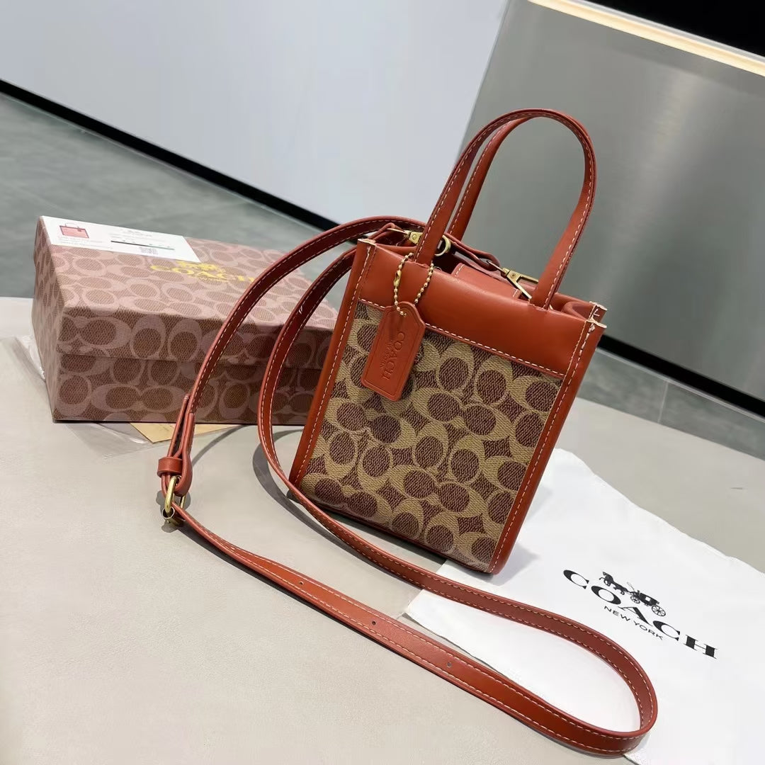 Elegant Leather Hand Bag: A Touch of Light Luxury mysite