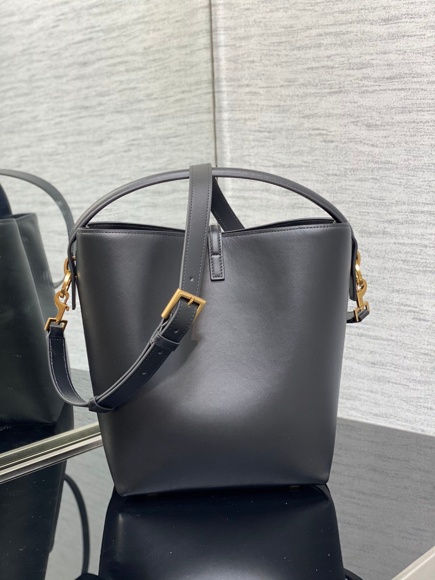 YSL Le 37 In Black Shiny Leather - 20 X 25 X 16 CM mysite