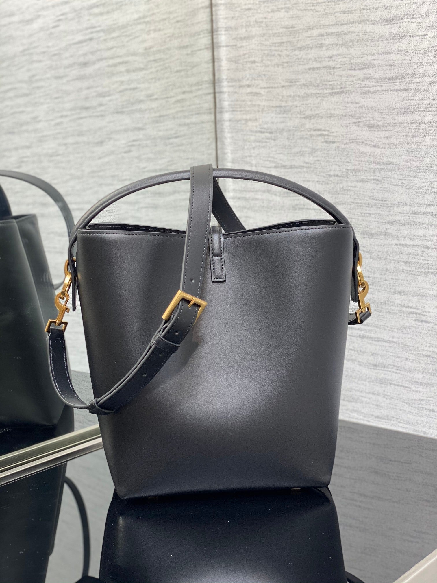YSL Le 37 In Black Shiny Leather - 20 X 25 X 16 CM mysite