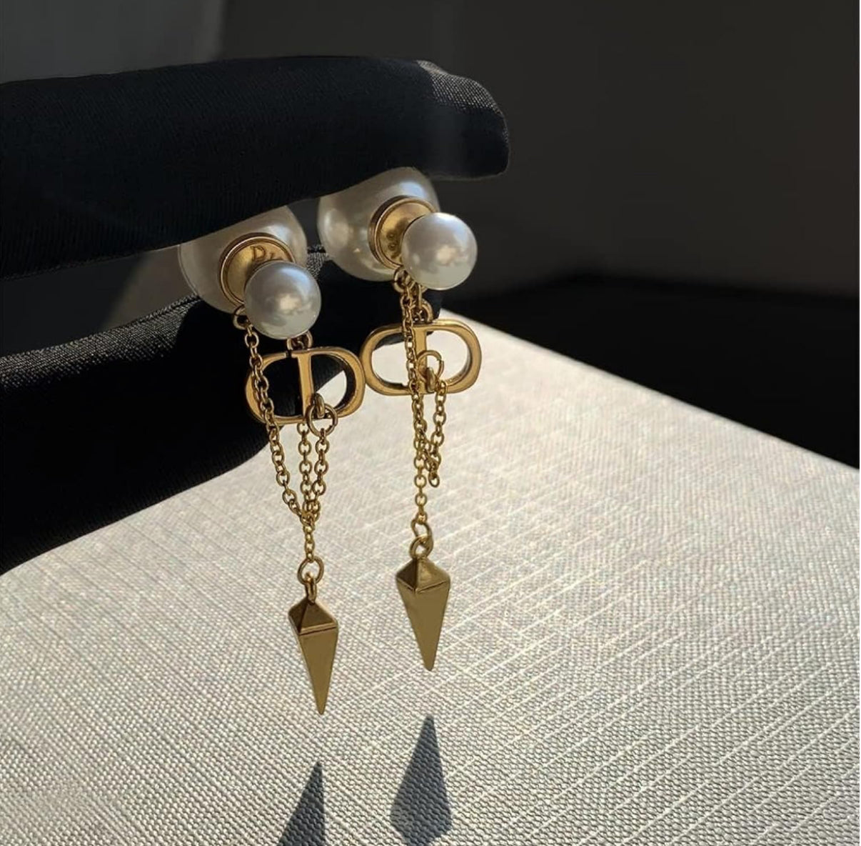 CD logo earrings with chain connect to pearl mysite
