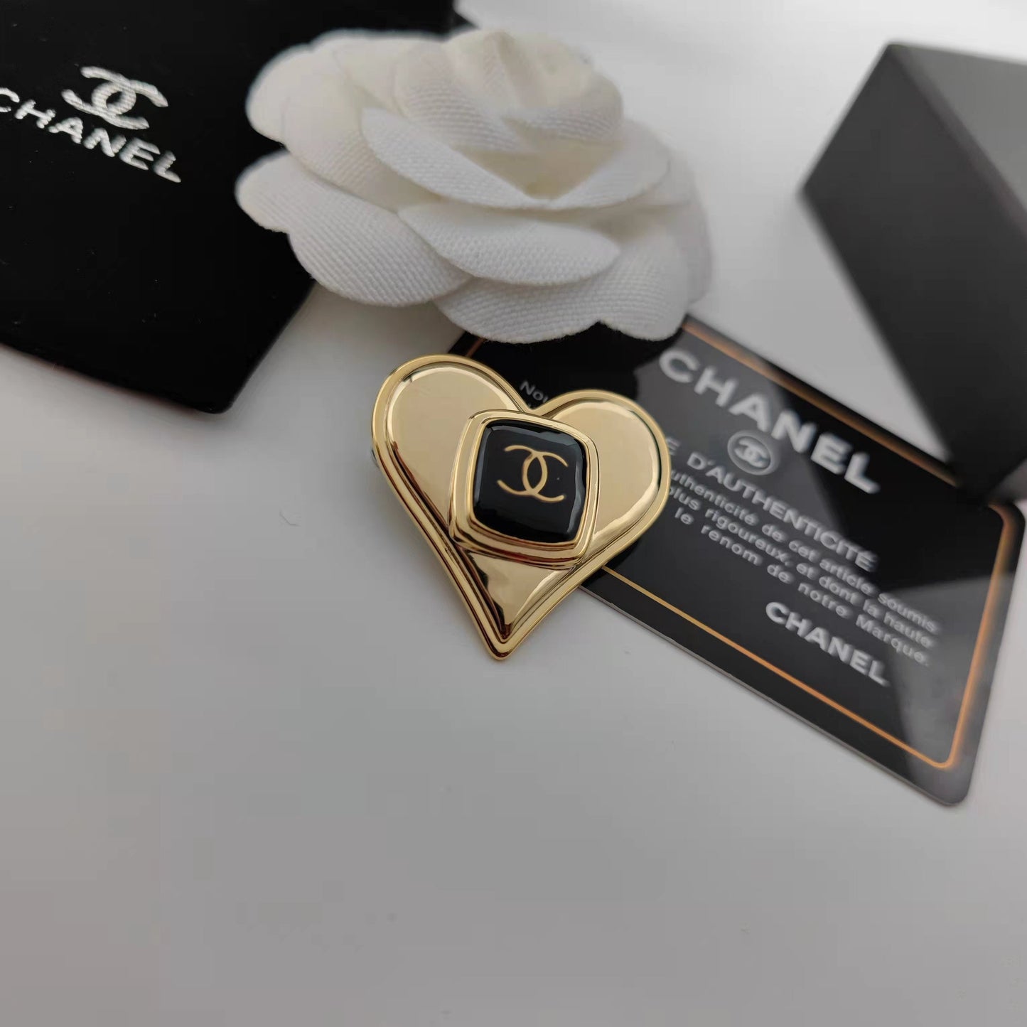 Temperament Heart-shaped Brooch mysite