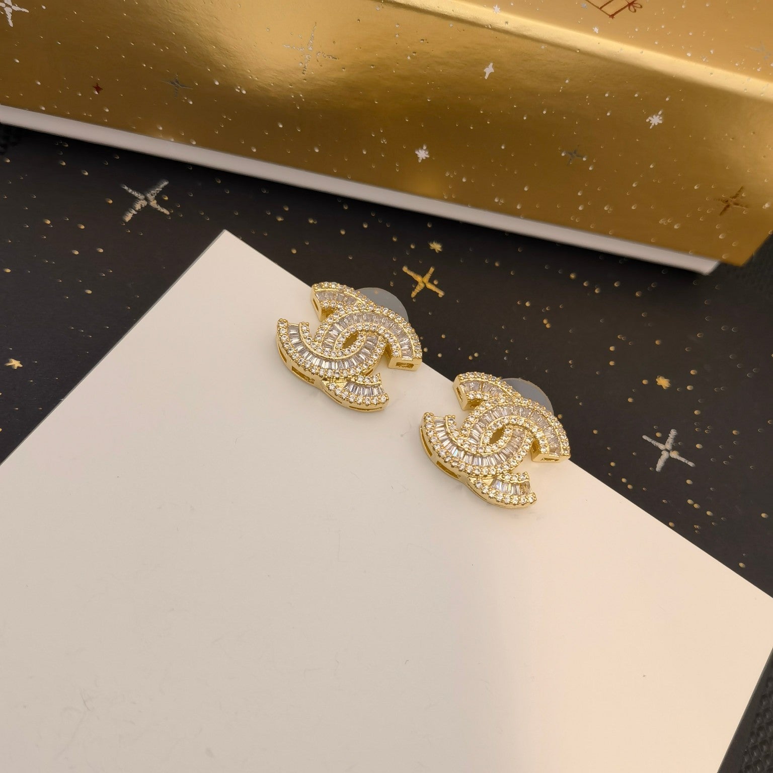 Elegant and classic women's logo earrings mysite