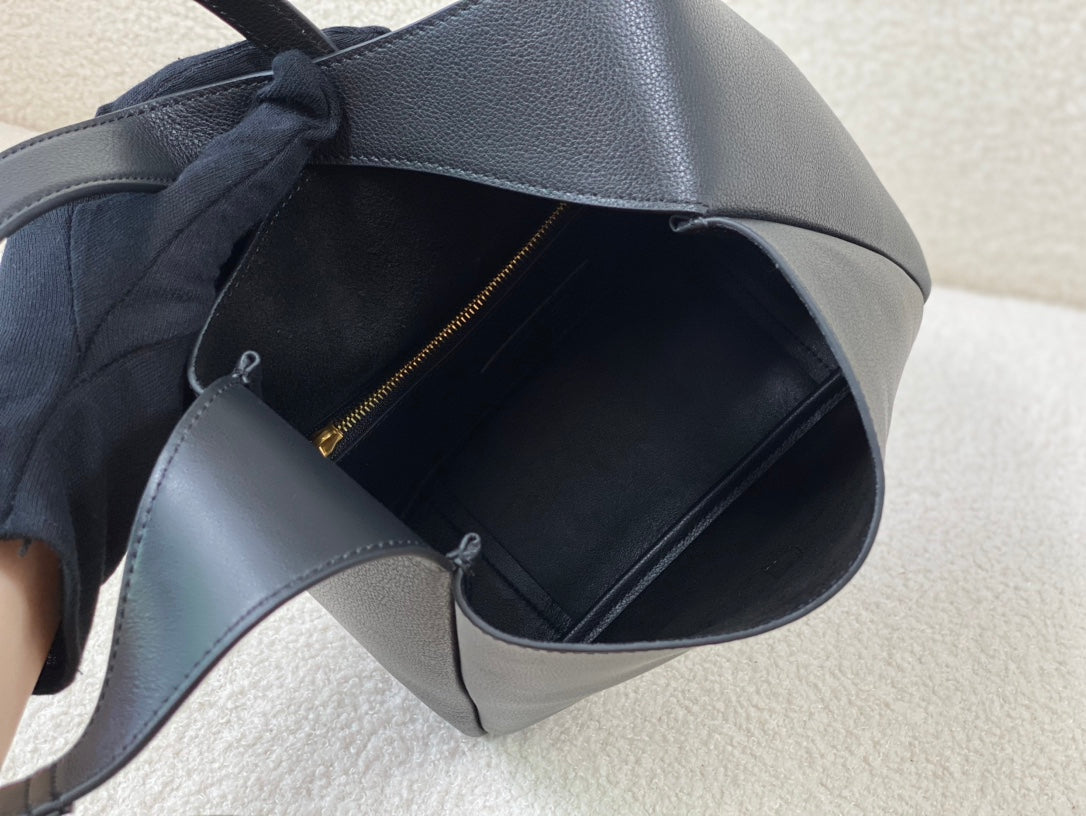 YSL Le 5 A 7 Supple Small Grained Leather Black 23 x 22 x 8.5cm mysite