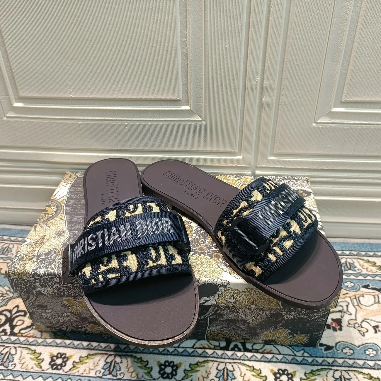 Velcro Embossed Flat Slippers mysite
