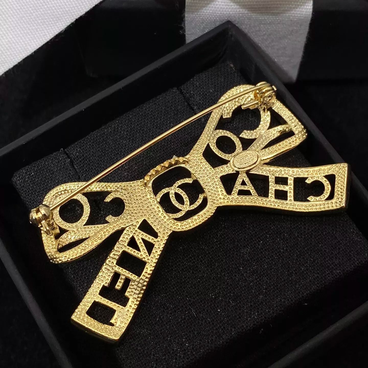 Special Openwork Bow Brooch mysite