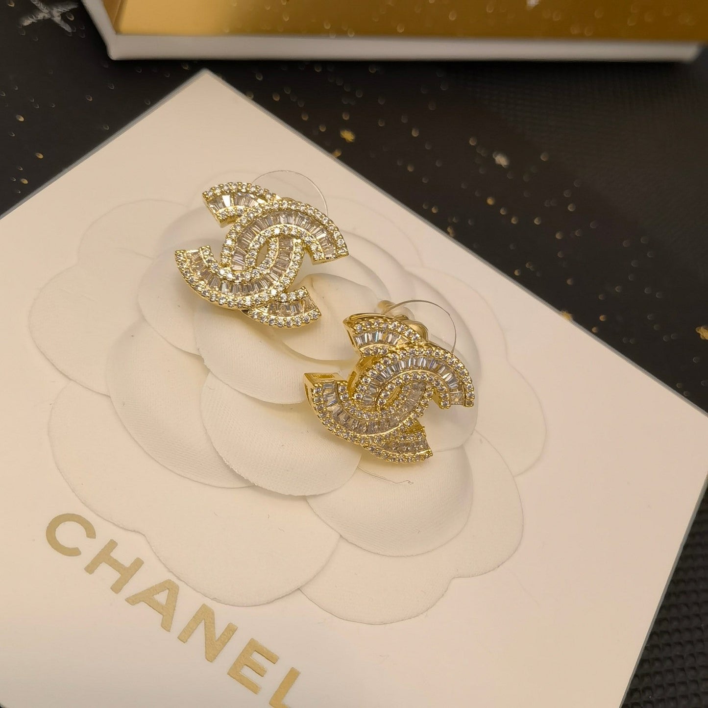 Elegant and classic women's logo earrings mysite