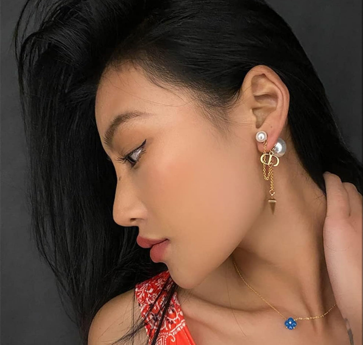 CD logo earrings with chain connect to pearl mysite