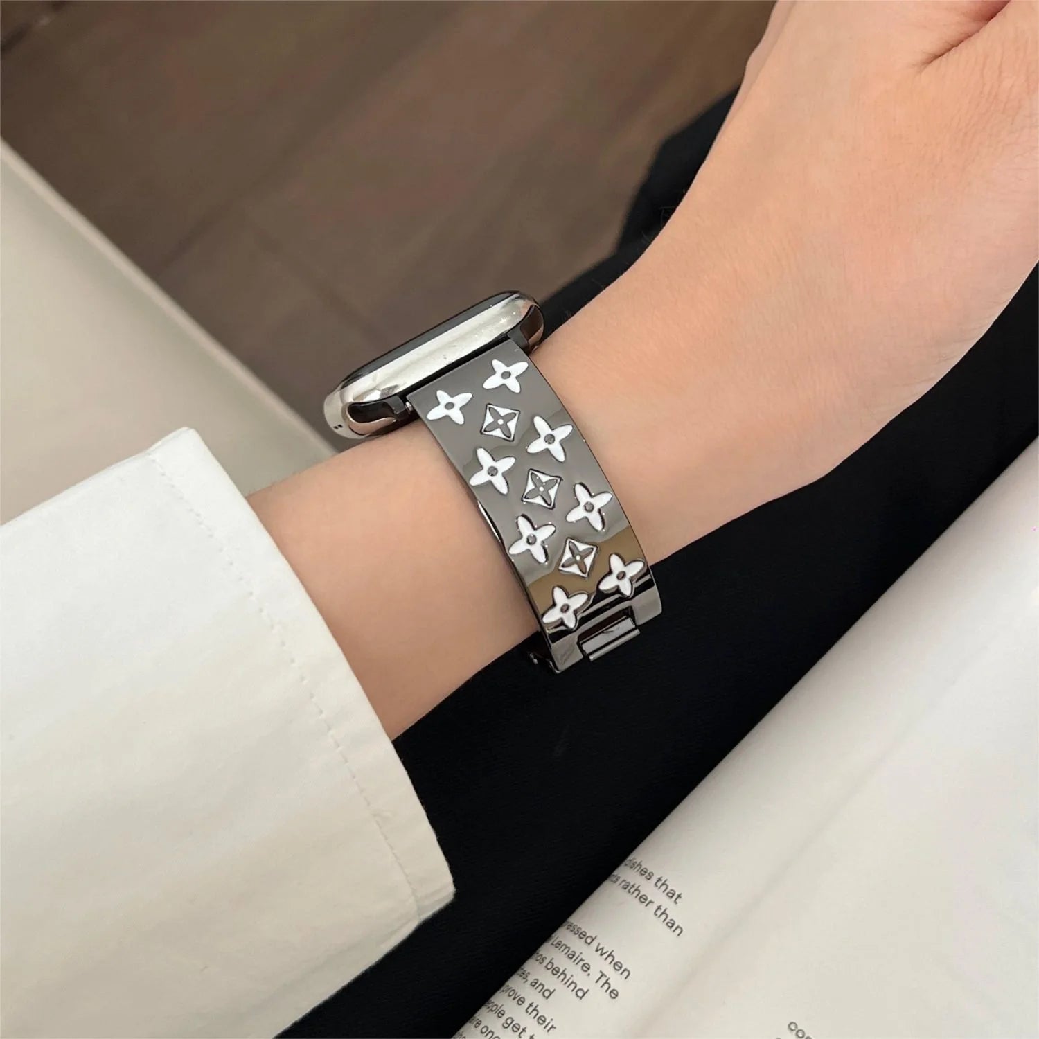 EMBOSSED METAL APPLE WATCH STRAP mysite