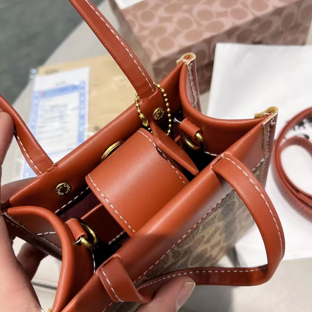 Elegant Leather Hand Bag: A Touch of Light Luxury mysite