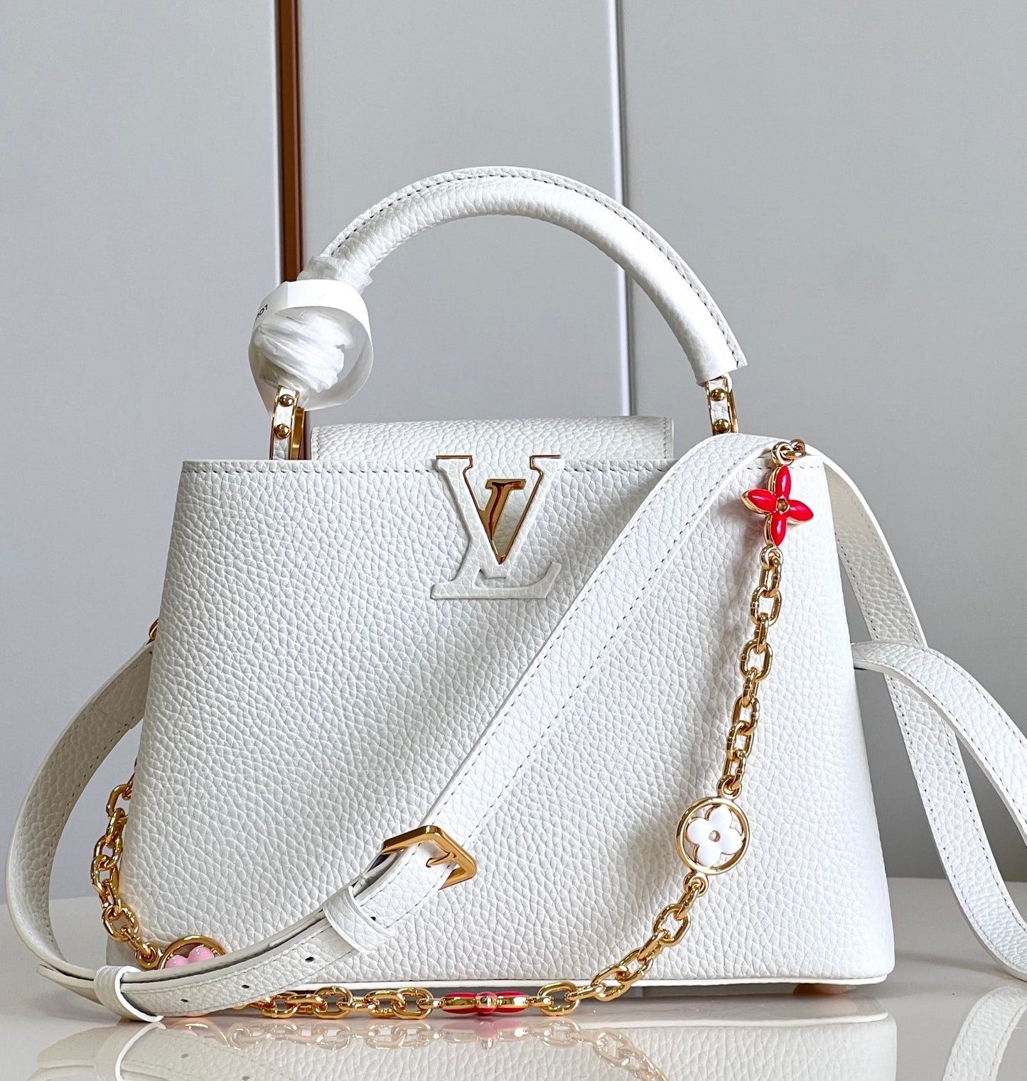 Louis Vuitton Capucines MM White Flower Strap - 31.5 x 20 x 11 cm mysite