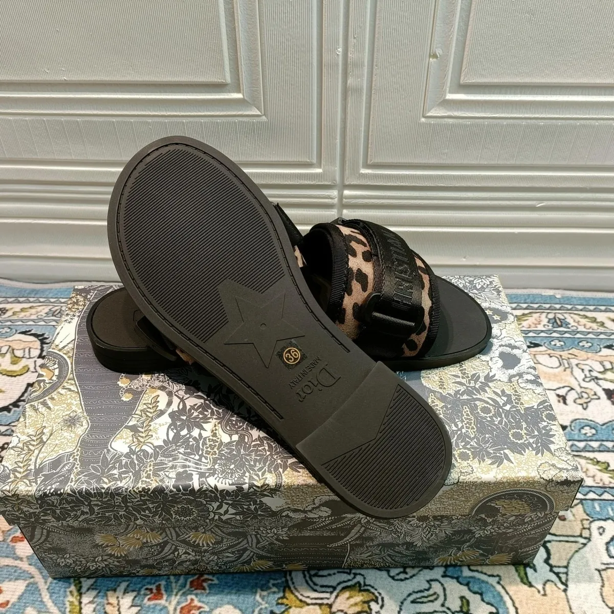 Velcro Embossed Flat Slippers mysite