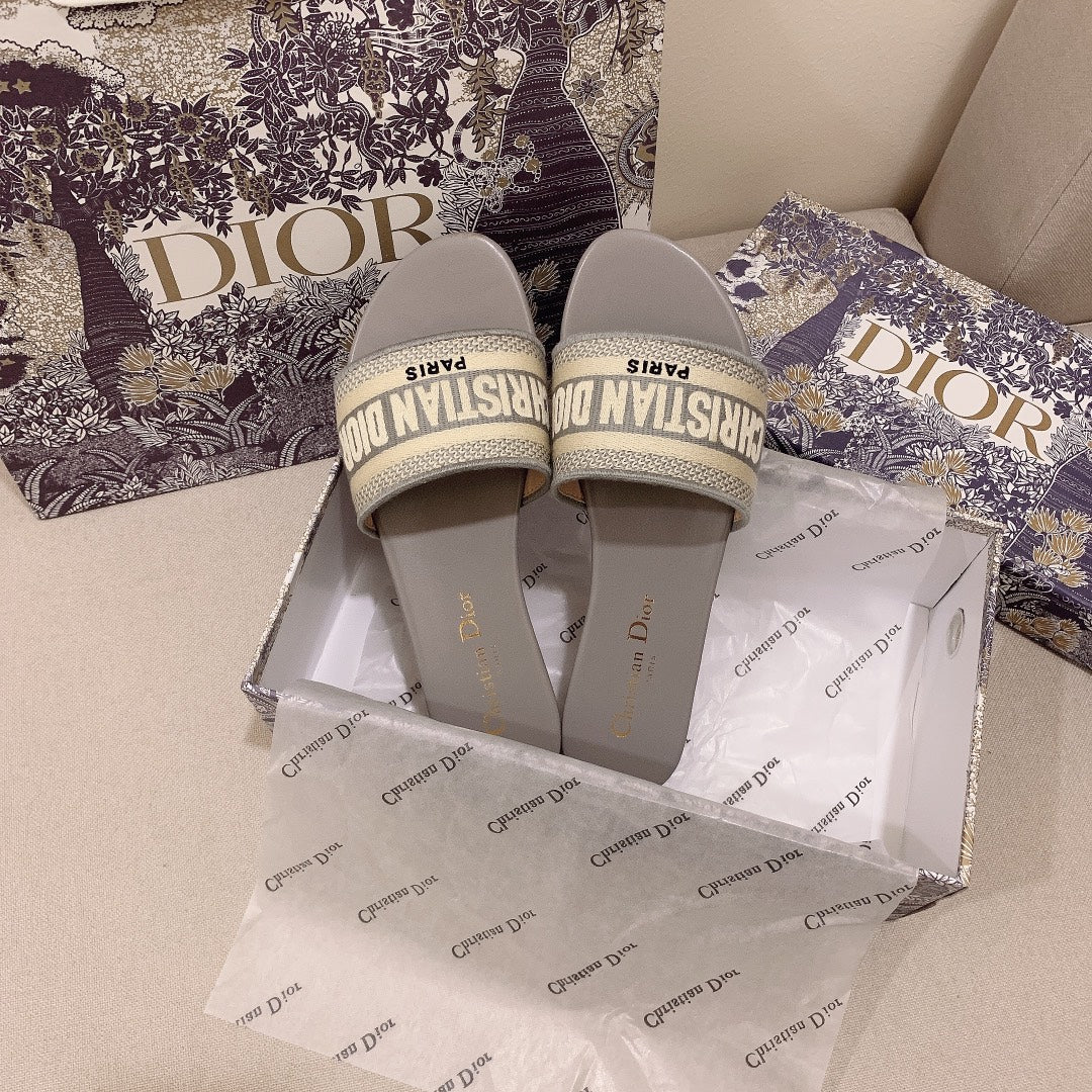 Classic Women's Solid Color Embroidery Slippers mysite