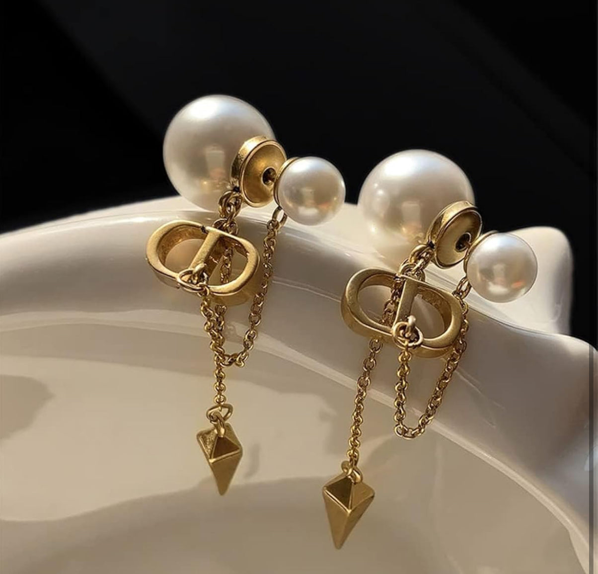 CD logo earrings with chain connect to pearl mysite