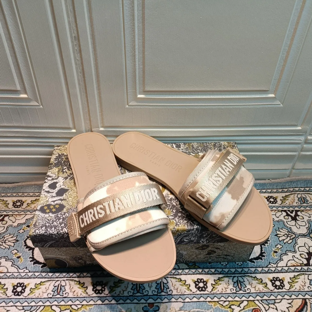 Velcro Embossed Flat Slippers mysite