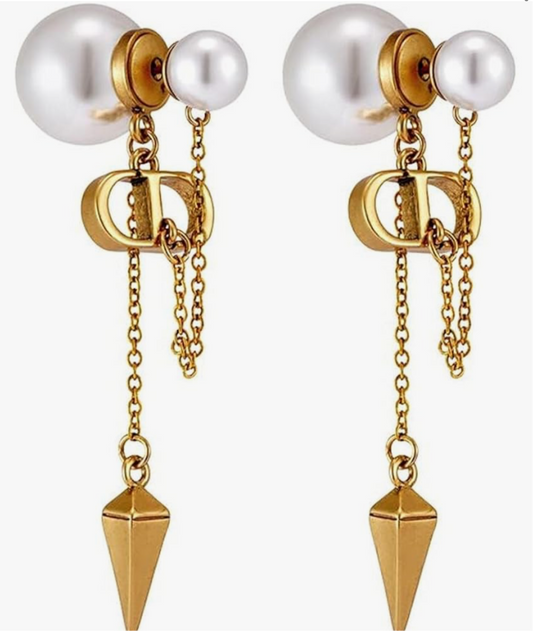 CD logo earrings with chain connect to pearl mysite
