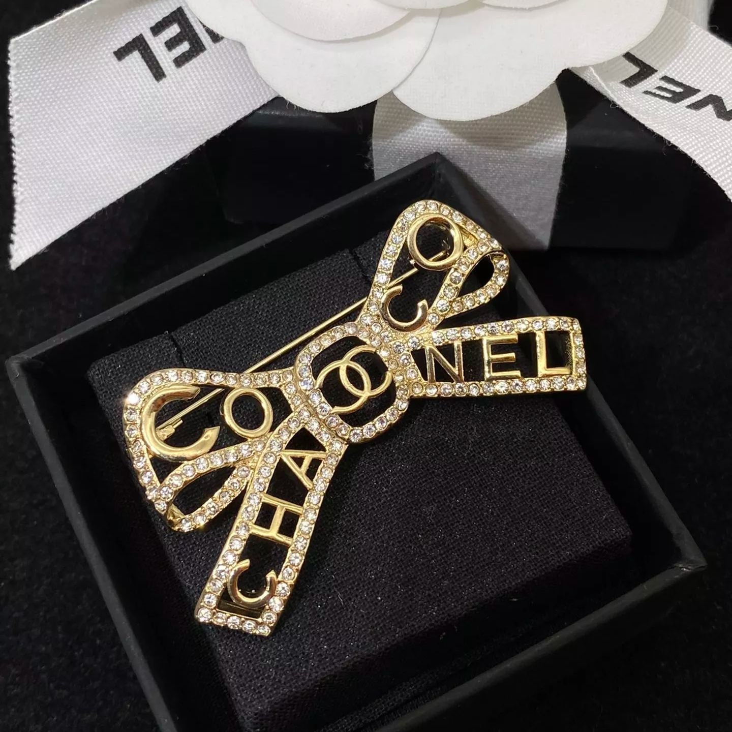 Special Openwork Bow Brooch mysite