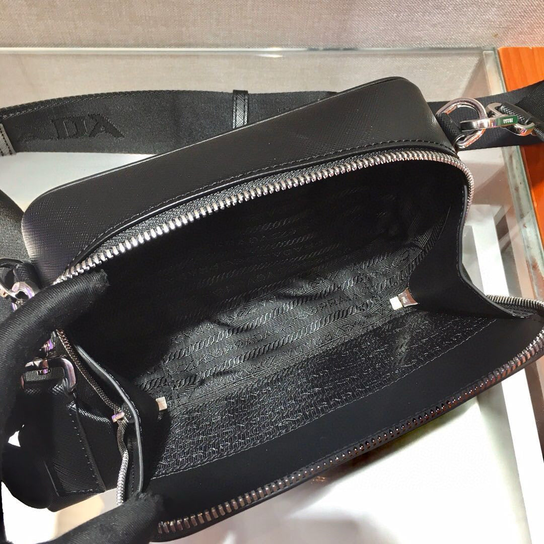 PRA CAMERA BAG 18CM IN BLACK TRIANGLE PATTERN COWHIDE SILVER HARDWARE mysite