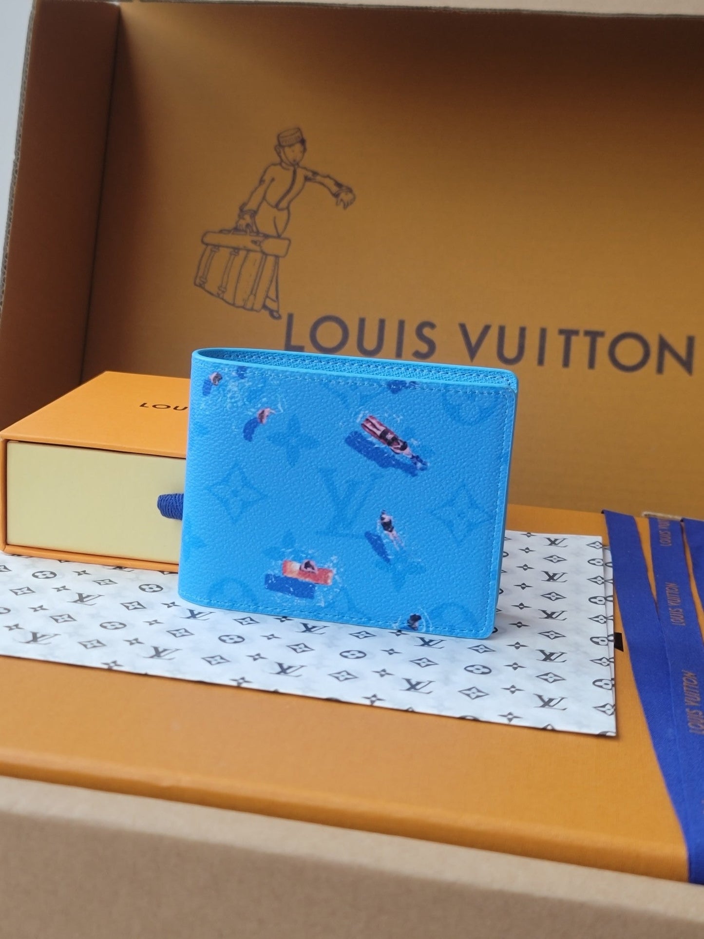 LV Multiple Wallet Featuretiny Sport Scenes Printed Cowhide mysite