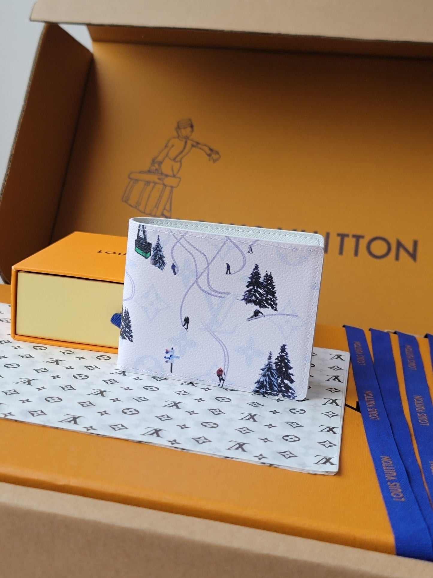 LV Multiple Wallet Featuretiny Sport Scenes Printed Cowhide mysite