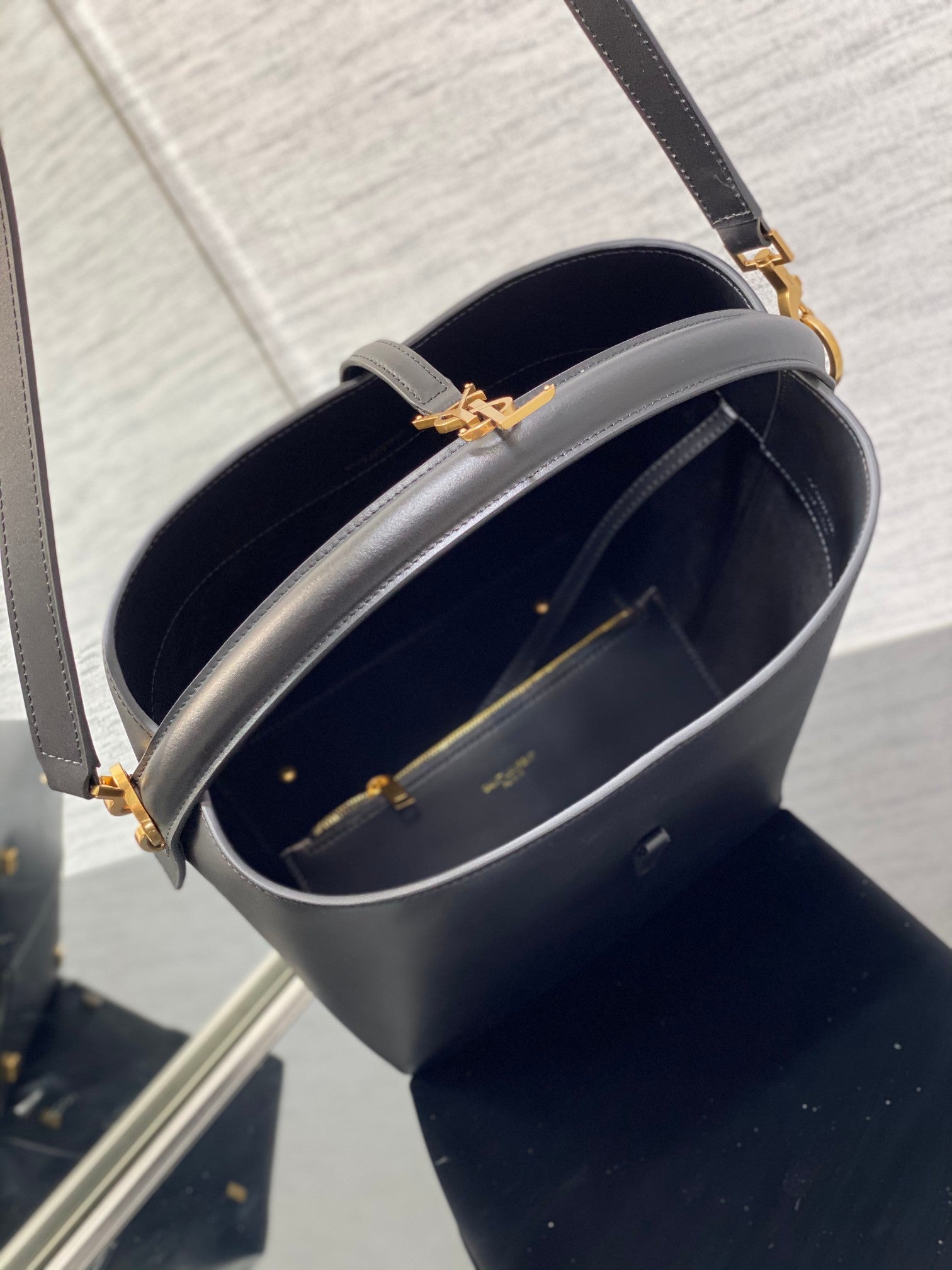 YSL Le 37 In Black Shiny Leather - 20 X 25 X 16 CM mysite