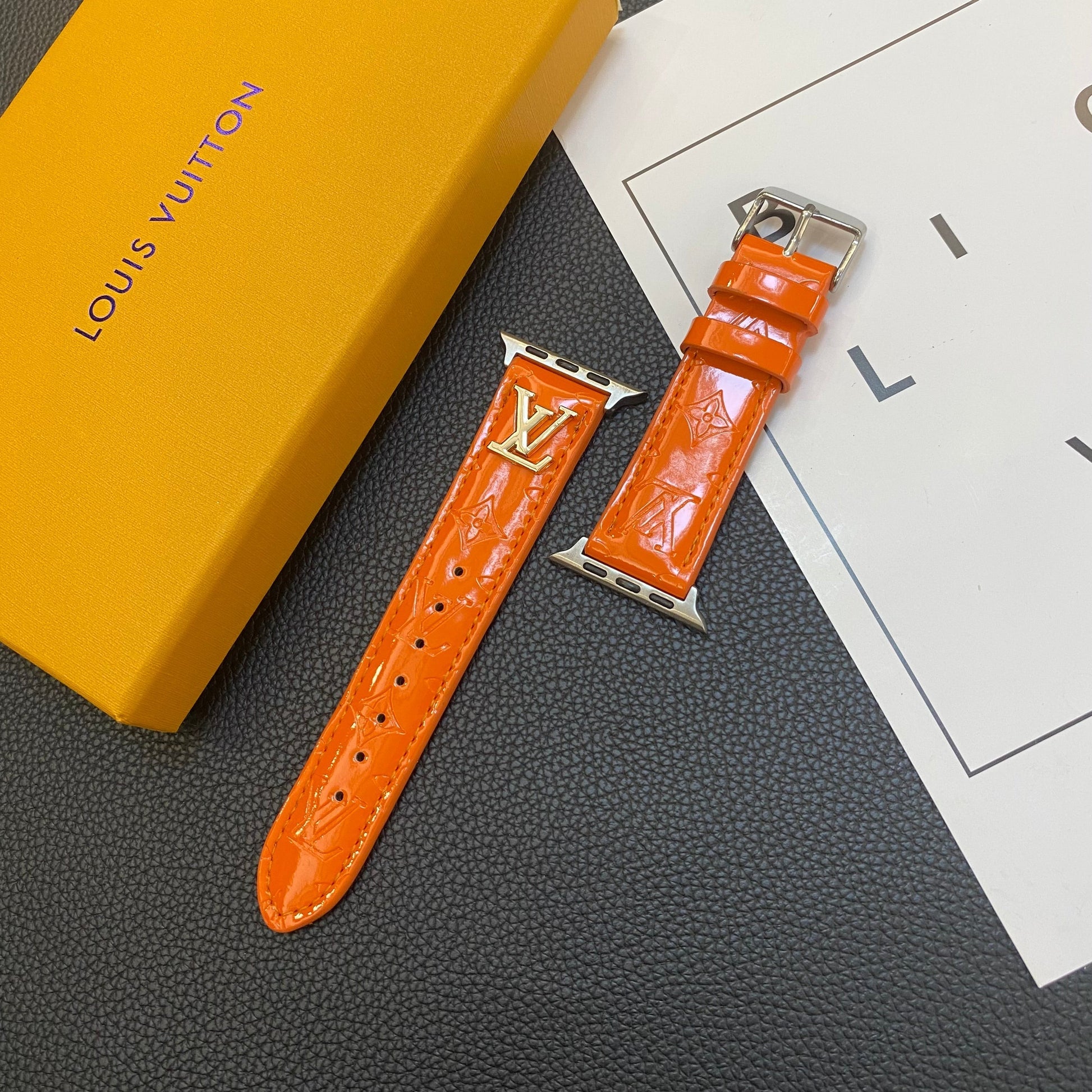 GLOSSY LEATHER APPLE WATCH STRAP LUXURY METAL LOGO mysite