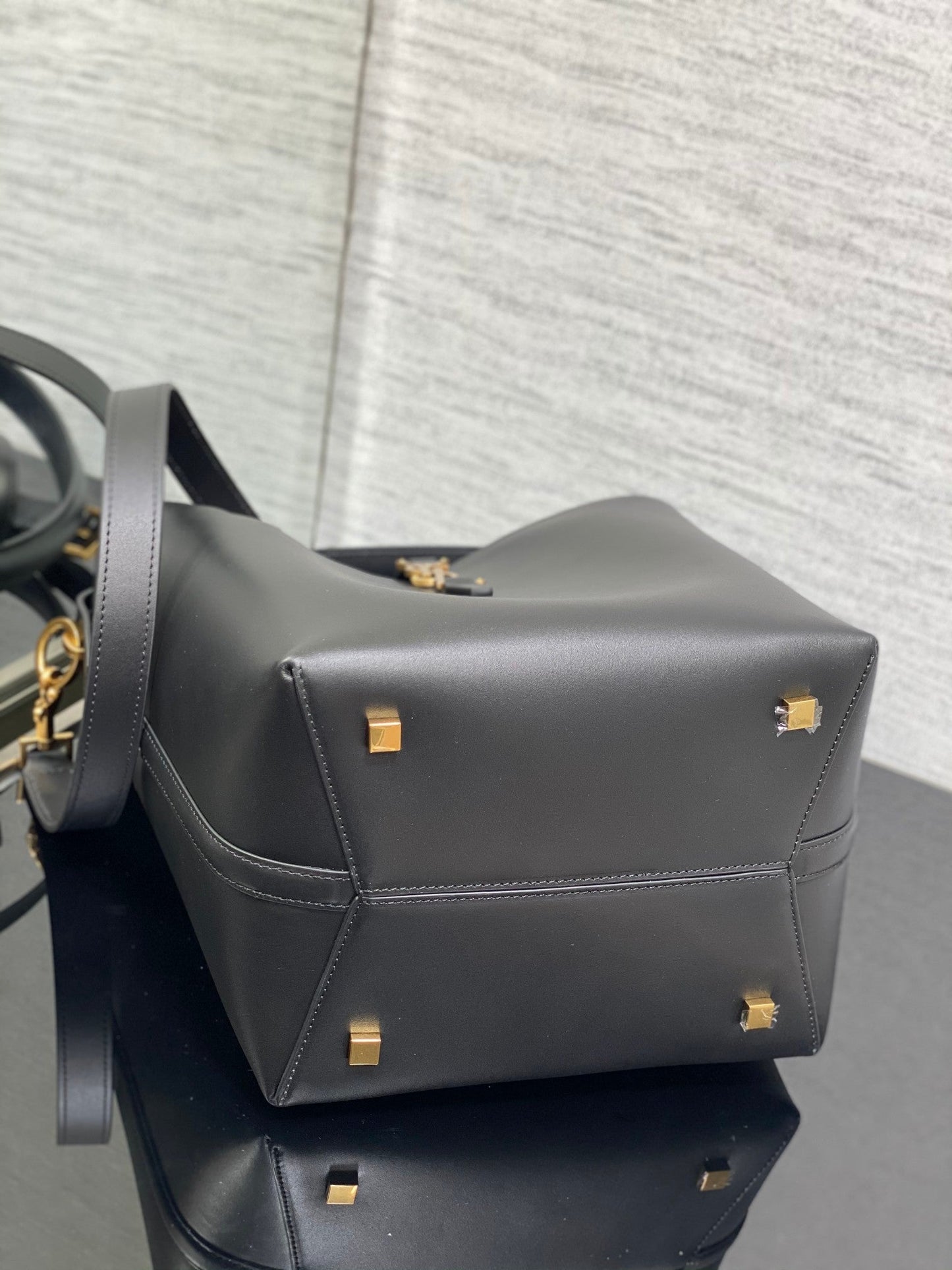 YSL Le 37 In Black Shiny Leather - 20 X 25 X 16 CM mysite