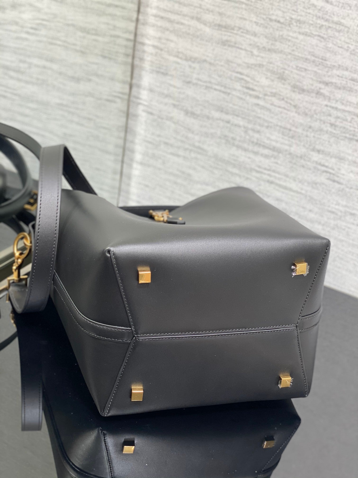 YSL Le 37 In Black Shiny Leather - 20 X 25 X 16 CM mysite