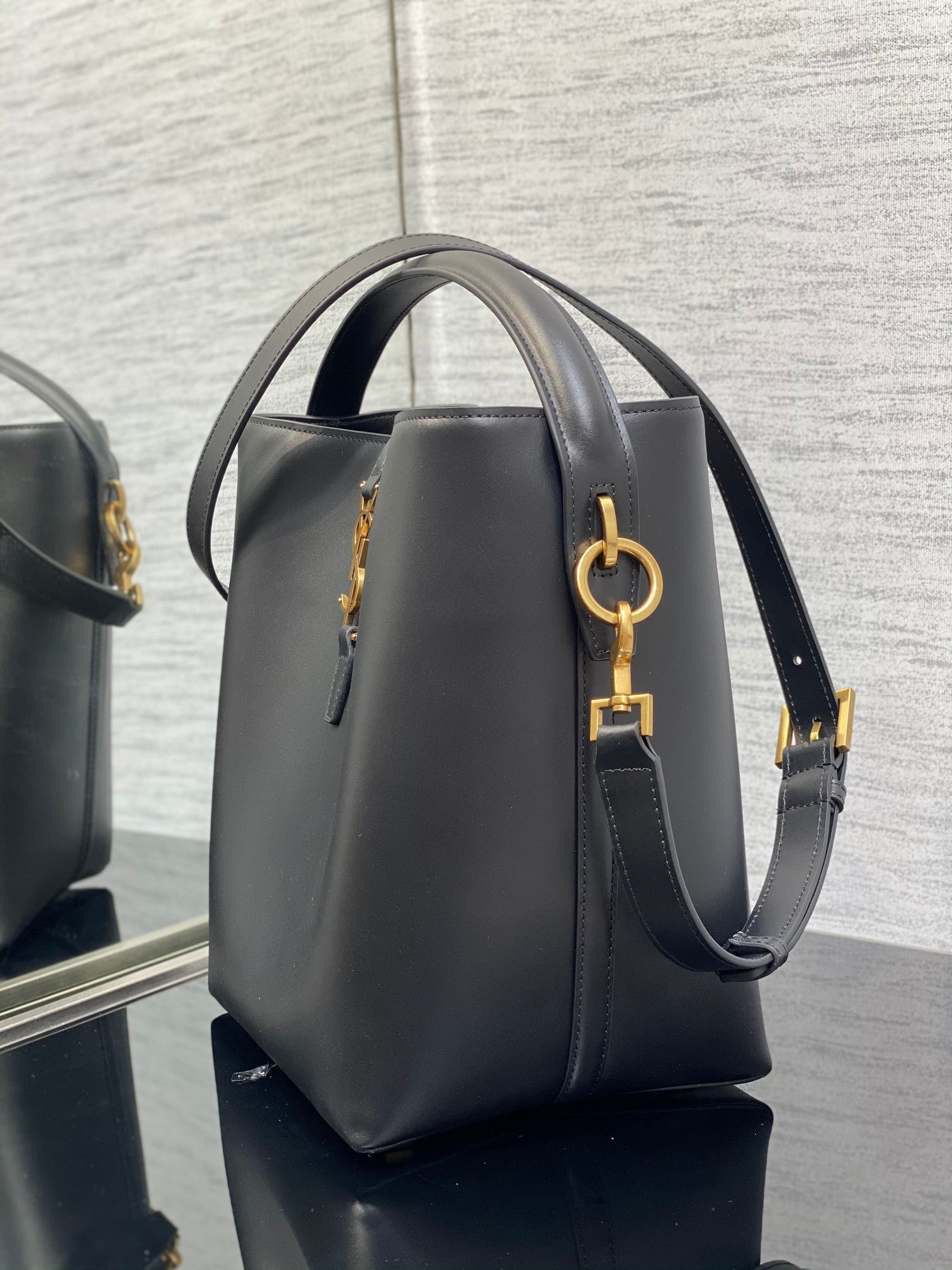 YSL Le 37 In Black Shiny Leather - 20 X 25 X 16 CM mysite