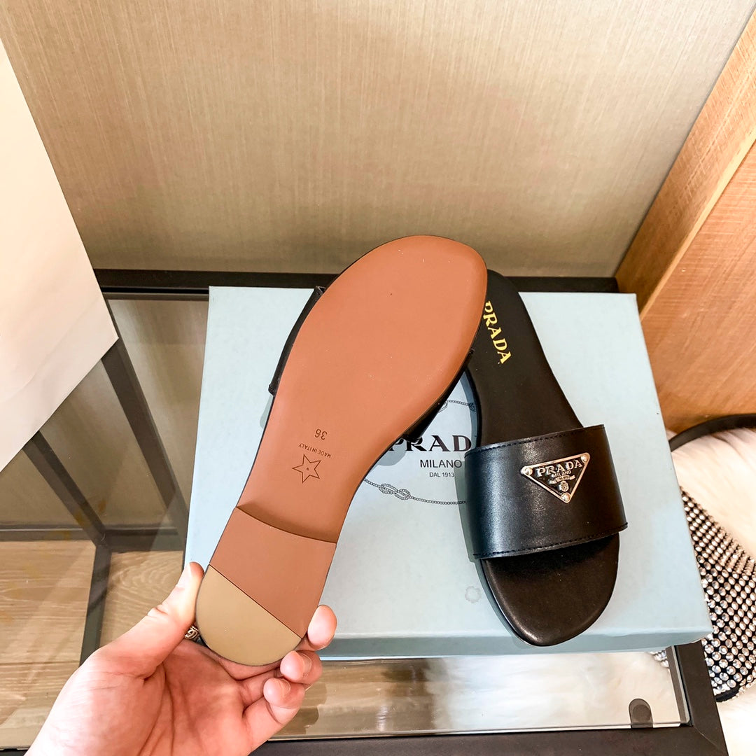 Triangle Logo Flat Slippers mysite
