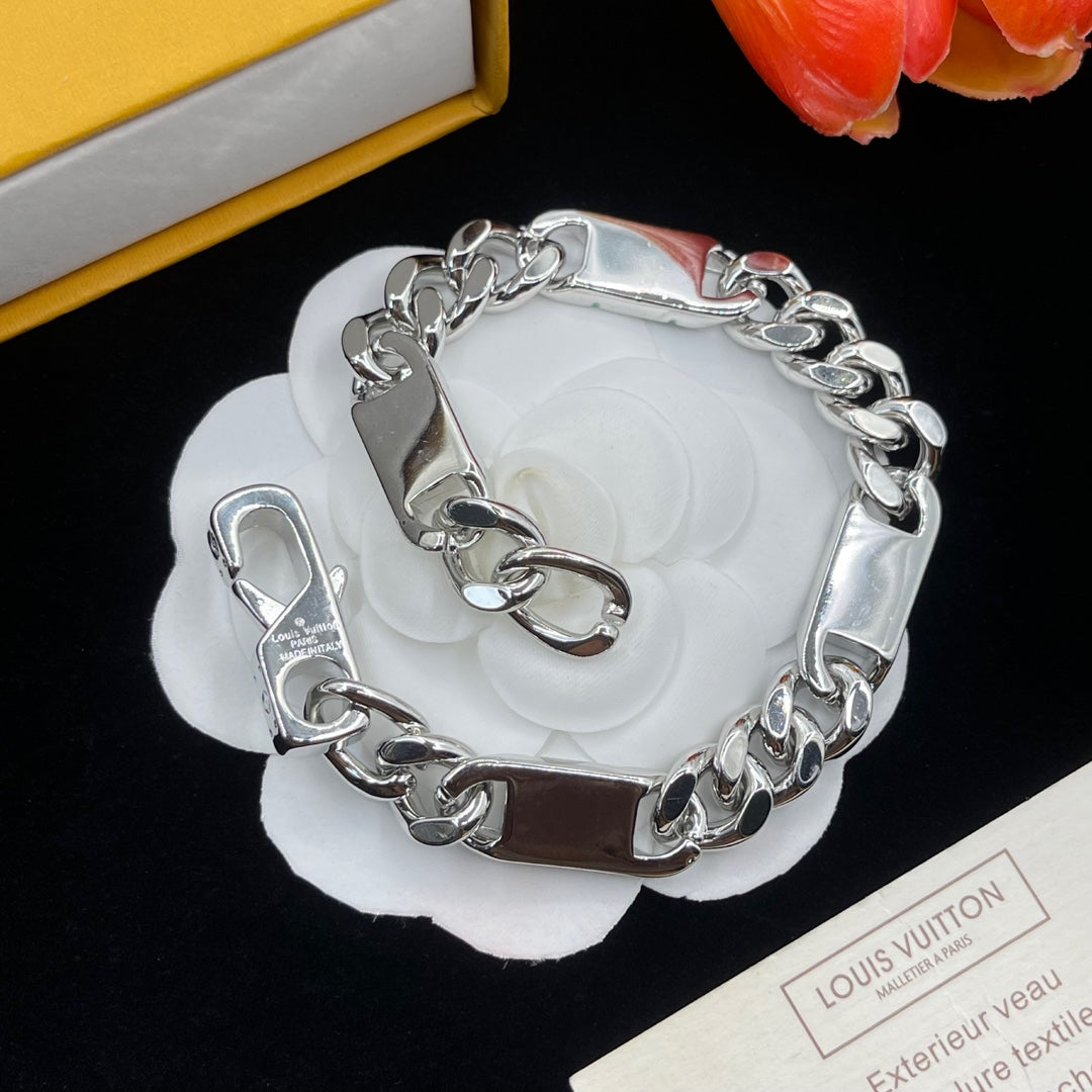 Retro embossed universal bracelet mysite