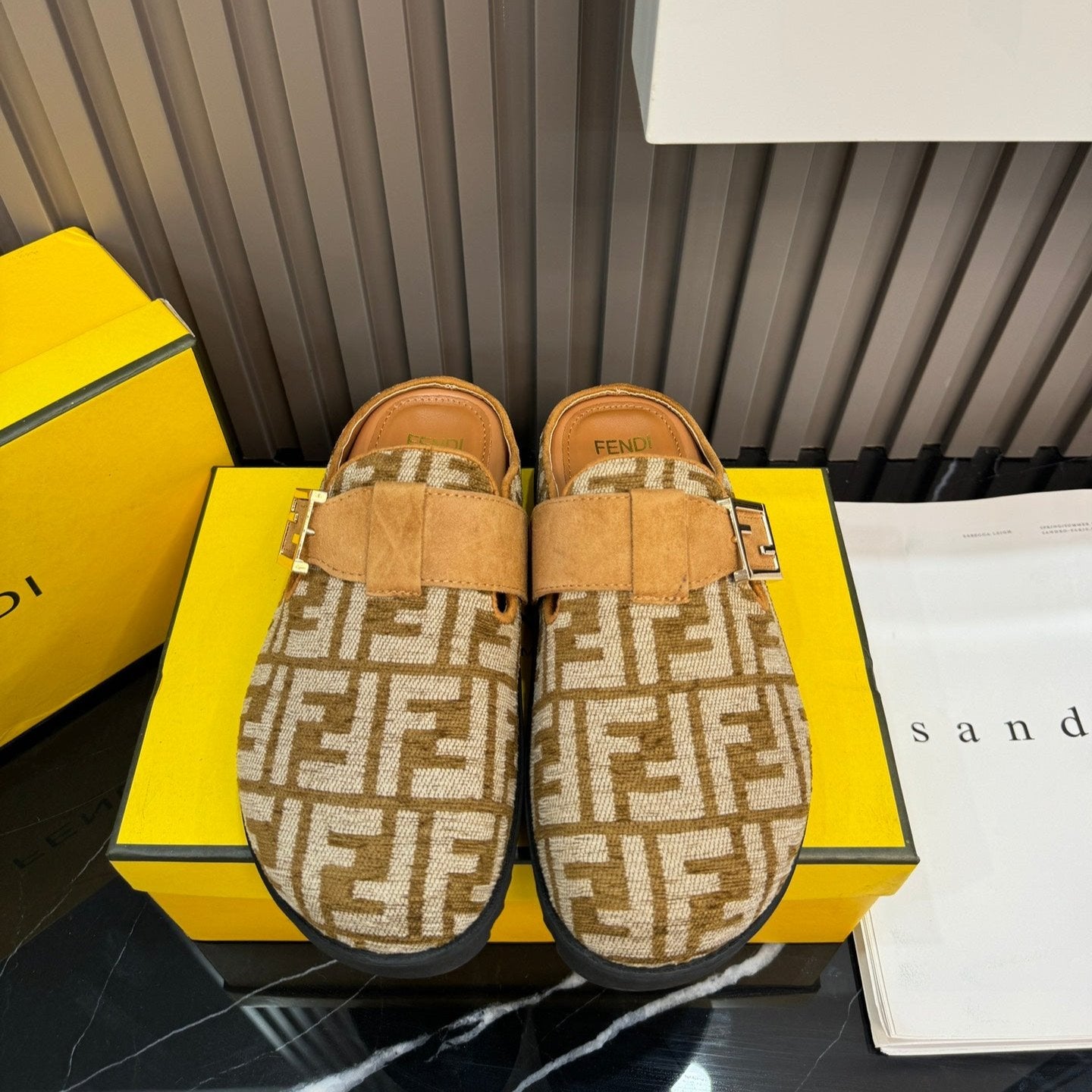 Autumn and Winter Retro Embossed Flat Slippers mysite