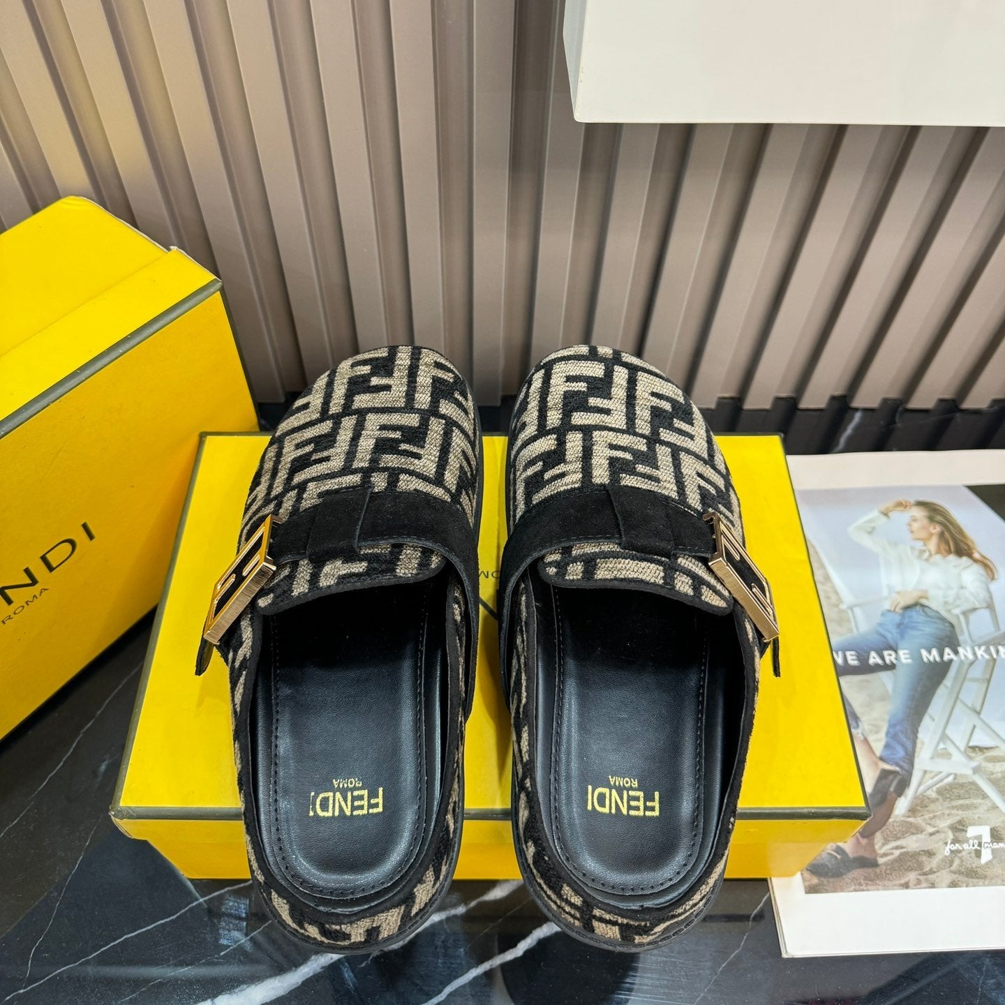 Autumn and Winter Retro Embossed Flat Slippers mysite